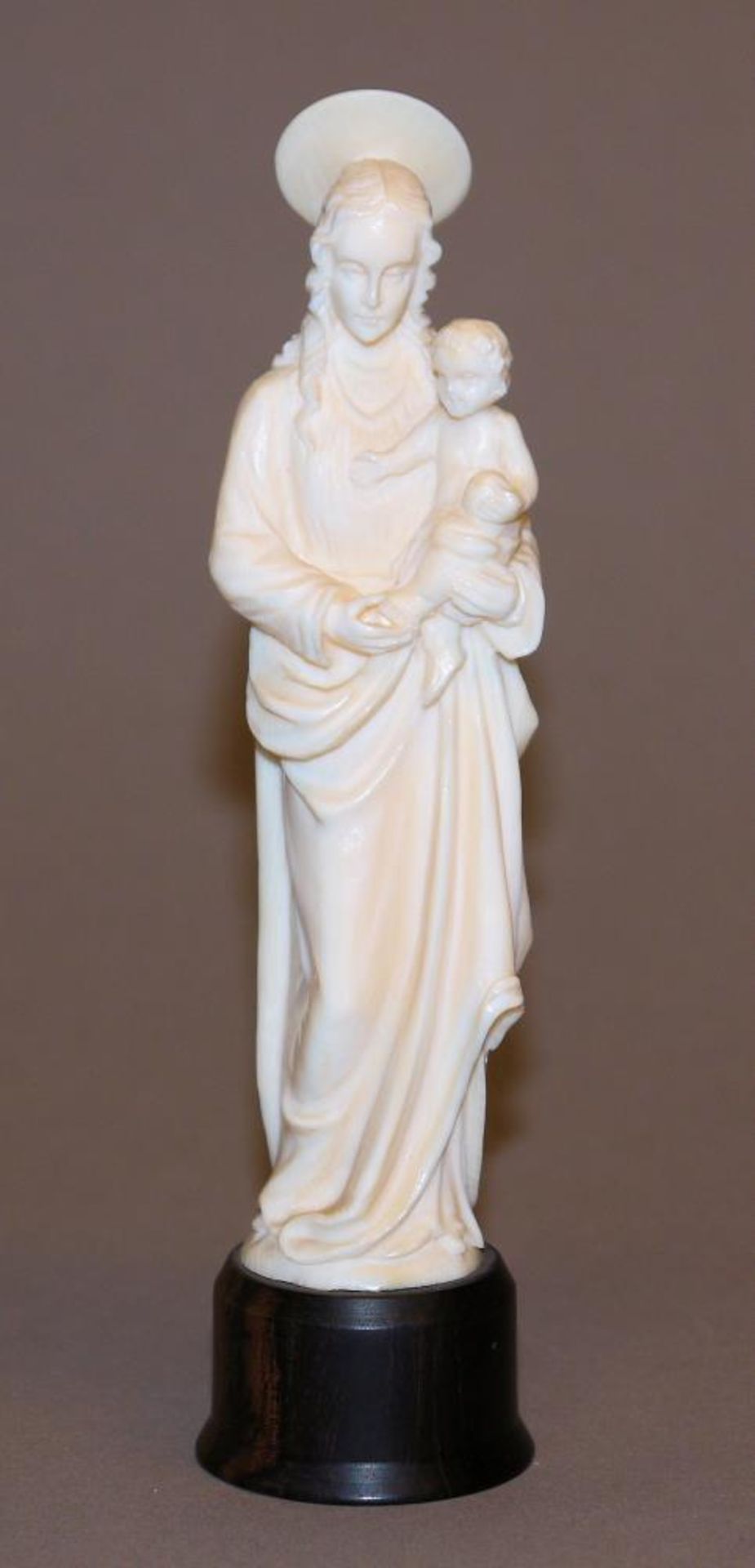 Madonna, Elfenbein-Schitzerei um 1920 Stehende Madonna mit dem Jesuskind, der die Weltkugel hält,