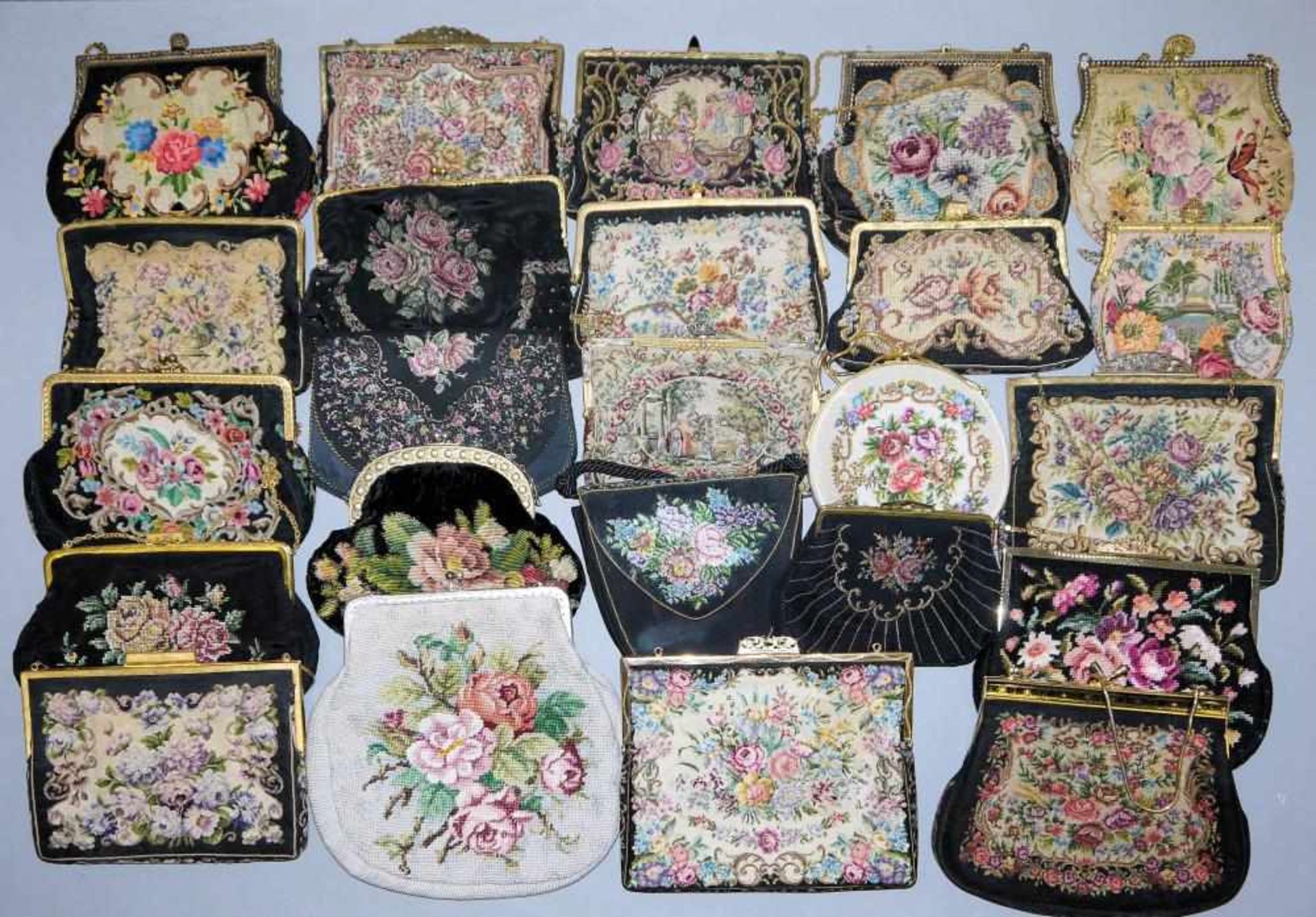 Große Sammlung Abendtaschen mit Petit-Point-Stickerei und Gobelin ab 1920 23 Abendtaschen, mit