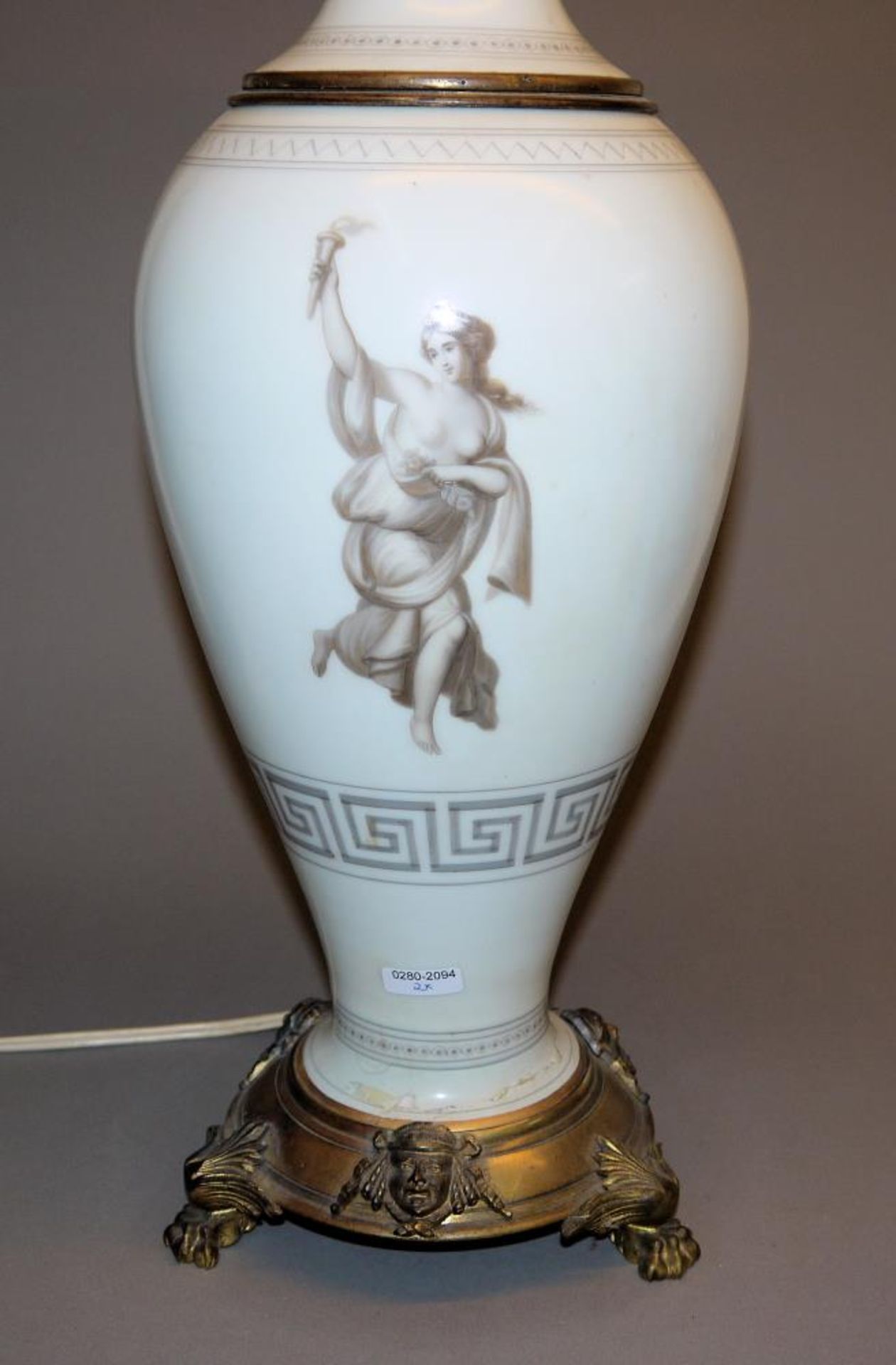 Zwei Tischlampen, 19. Jh./ um 1900 Einmal Porzellanvase in Balusterform als Lampenfuß mit - Bild 3 aus 3