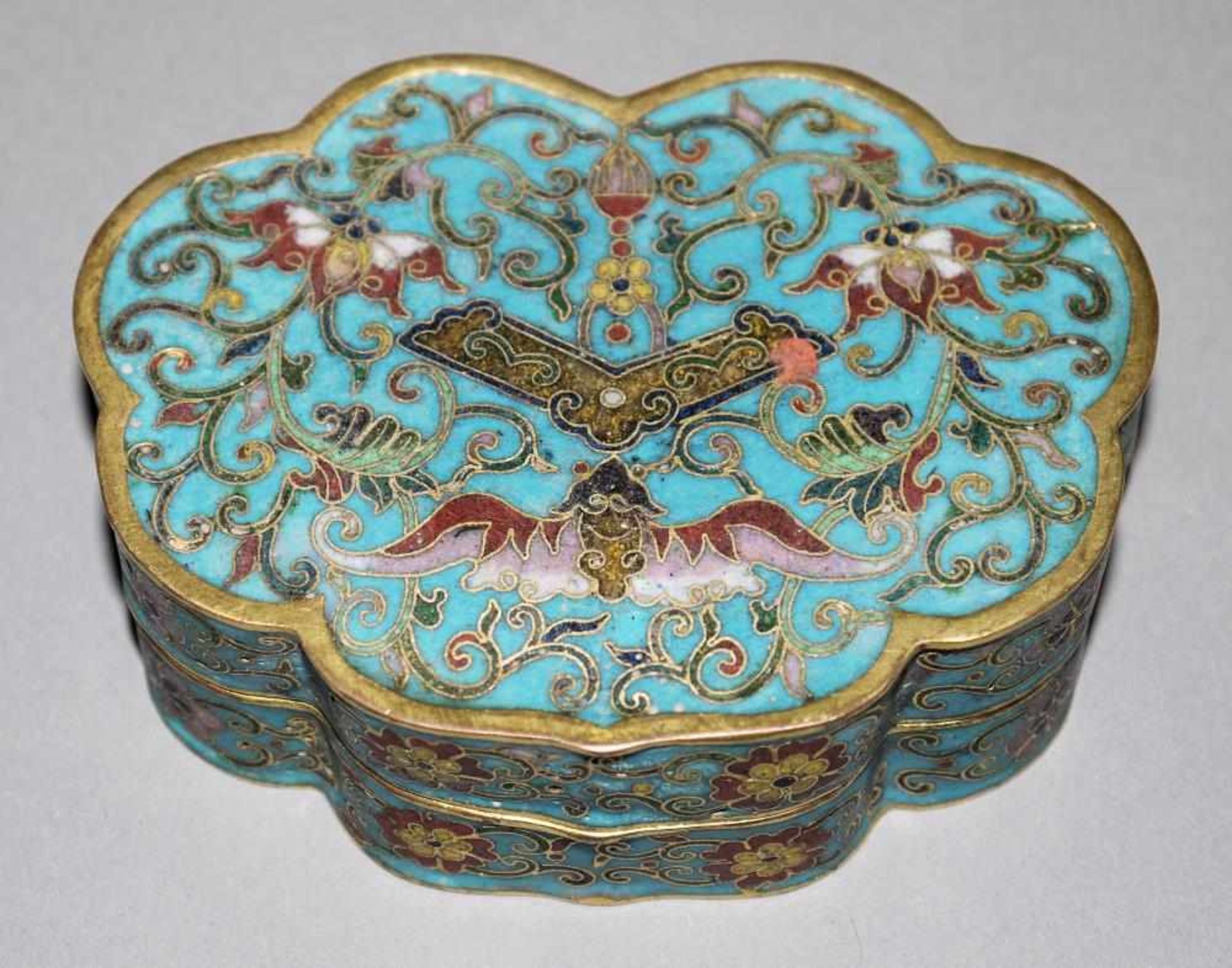 Cloisonné-Dose in Wolkenform, späte Qing-Zeit, China 19. Jh. Dose aus vergoldetem Kupfer mit