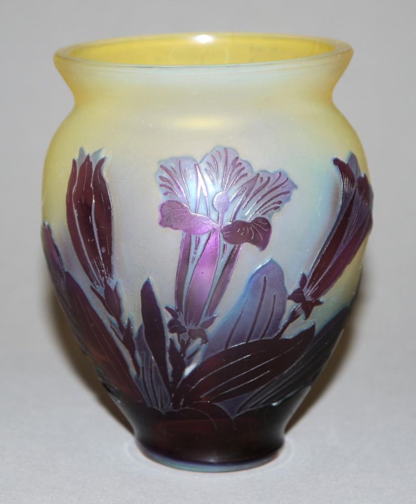 Emile Gallé, Vase mit Campsis, um 1900/10 Hochovaler Korpus mit ausladender Mündung auf Fußring,