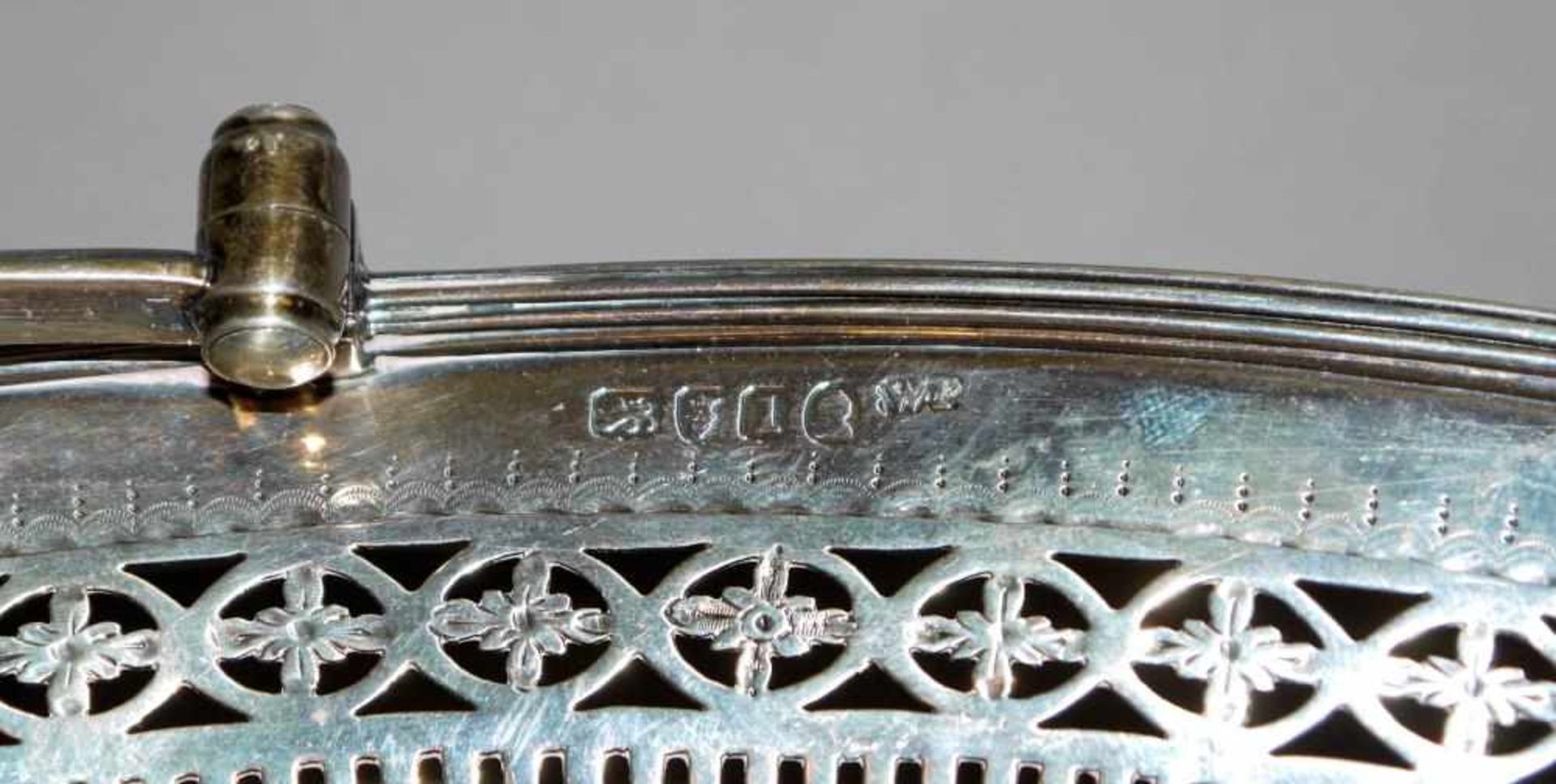 Bügelschale in Sterlingsilber, London 1786 925er Silber, ovale Schale mit fein durchbrochenem Fuß - Bild 2 aus 2