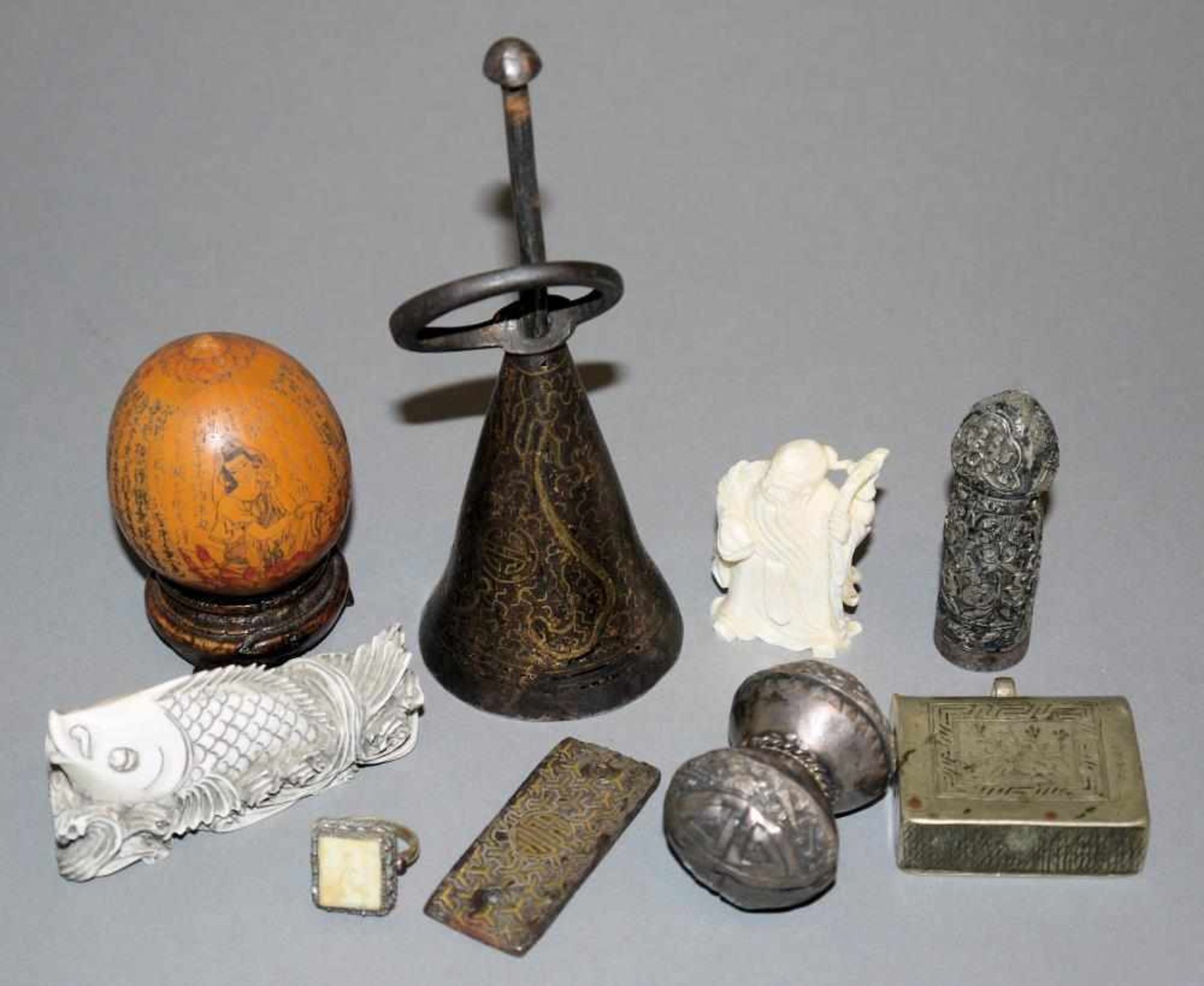 Acht chinesische Kleinantiquitäten aus Elfenbein, Silber, Kürbis u.a: Karpfen in Wogen, L 8,2 cm;