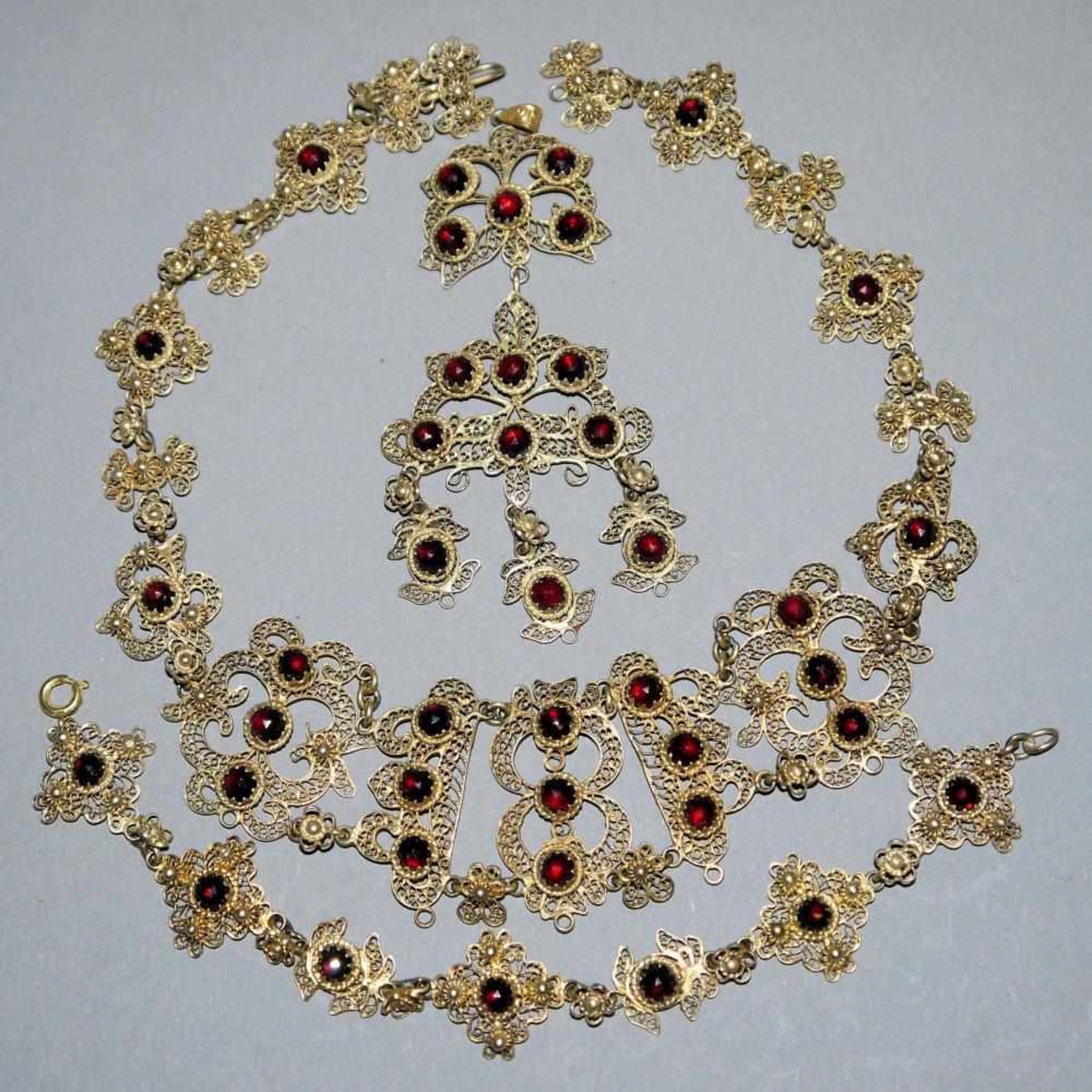 Dreiteiliges Set mit filigranem Granat-Schmuck, wohl Dachau um 1880 Collier, Armband und Anhänger,