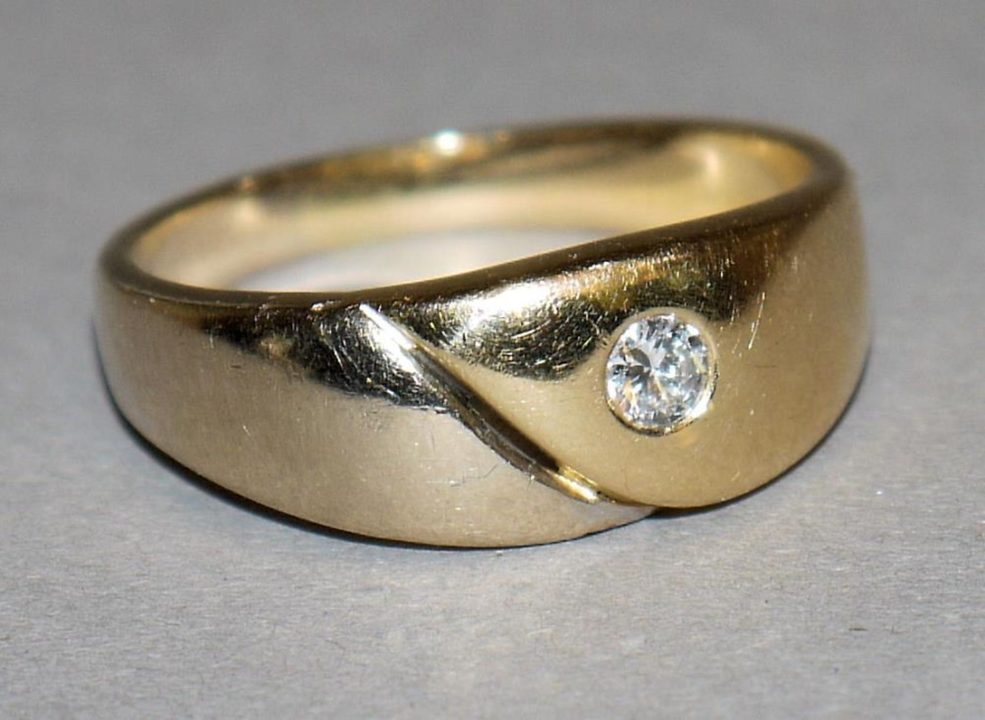 Bandring mit Brillant, Gold 14kt Gelbgold, besetzt mit einem Brillant von ca. 0,10 ct, 7,84 g