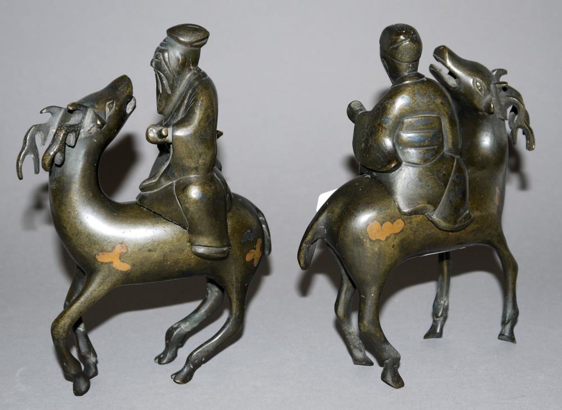 Unsterbliche auf Hirschen, zwei figürliche Weihrauchbrenner aus Bronze der Qing-Zeit, China 19. - Bild 2 aus 2