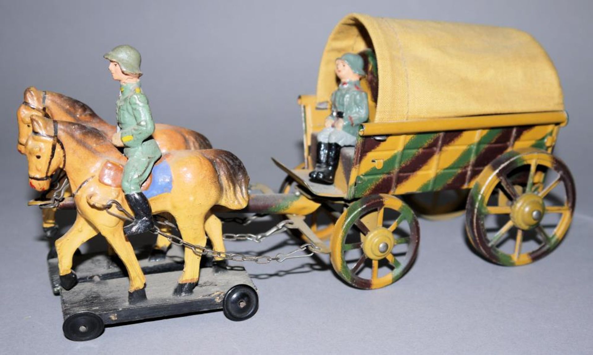 14 Spielzeug-Soldaten WK II Berittene & Planwagen, Elastolin/ Lineol u.a. 8 x Reiter und 4 x - Bild 2 aus 2