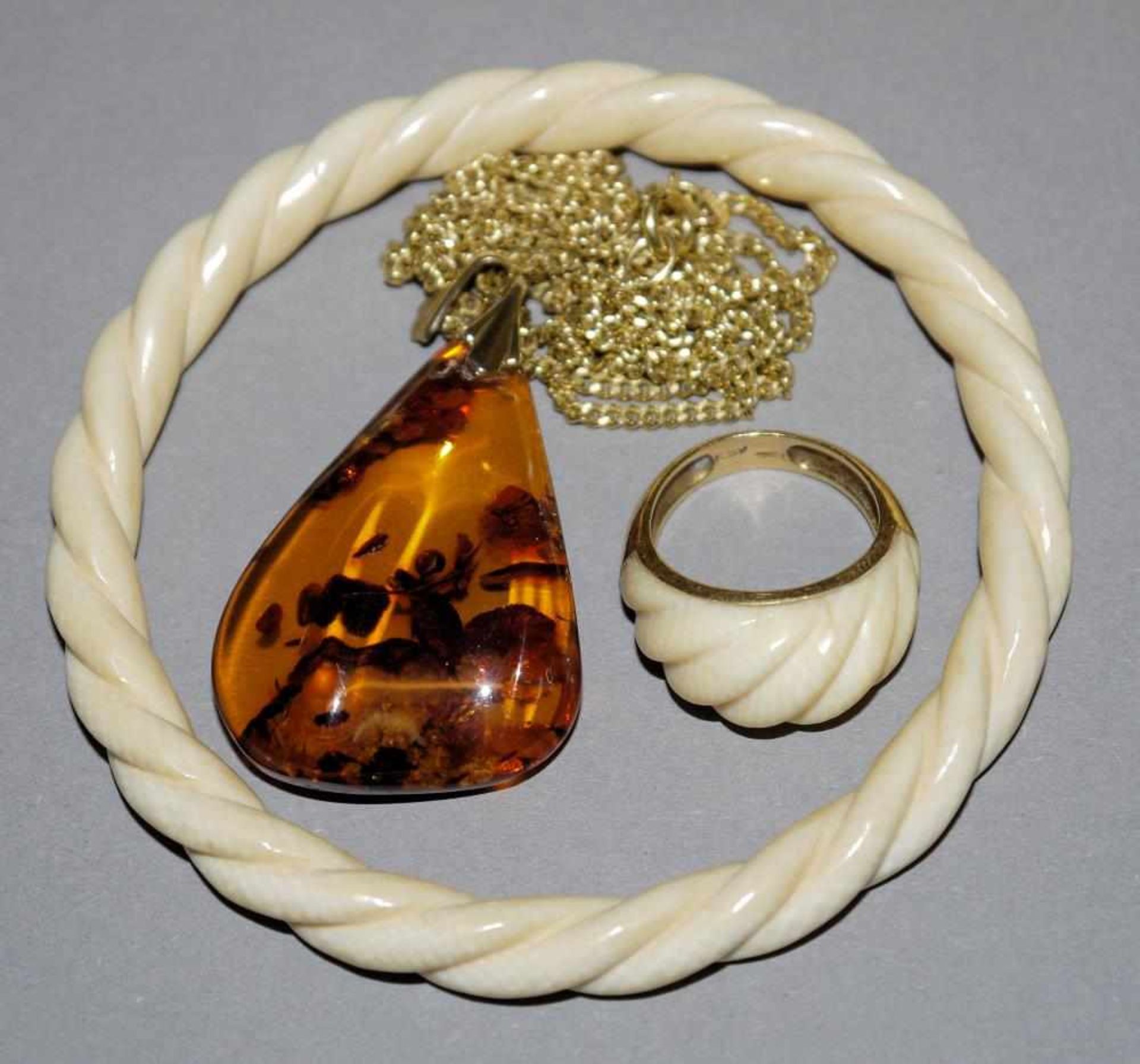 Elfenbeinring mit Gold, Elfenbein-Armreif & Bernstein-Anhänger an Goldkette 18kt Gelbgold, gepr.,