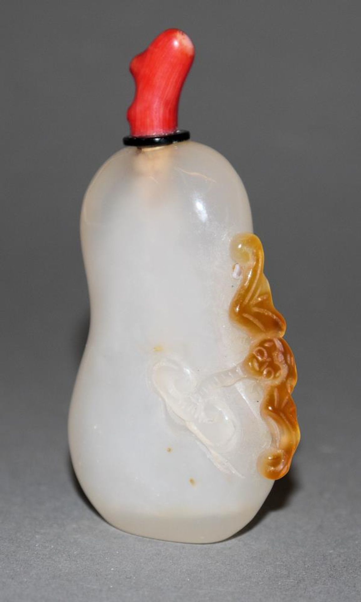 Snuffbottle aus Achat mit Glückssymbolik, China 20. Jh. Flasche in Kalebassenform, milchig weiße