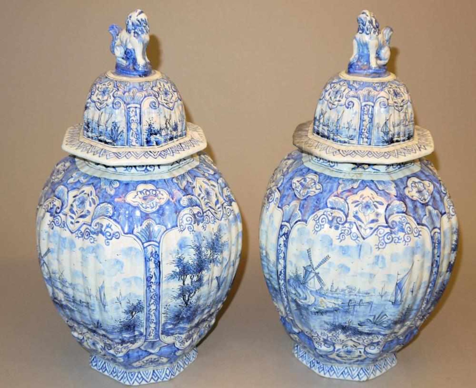 Deckelvasen-Paar aus Delfter Fayence, Niederlande 19. Jh. Gegenstücke zweier Vasen mit Haubendeckeln
