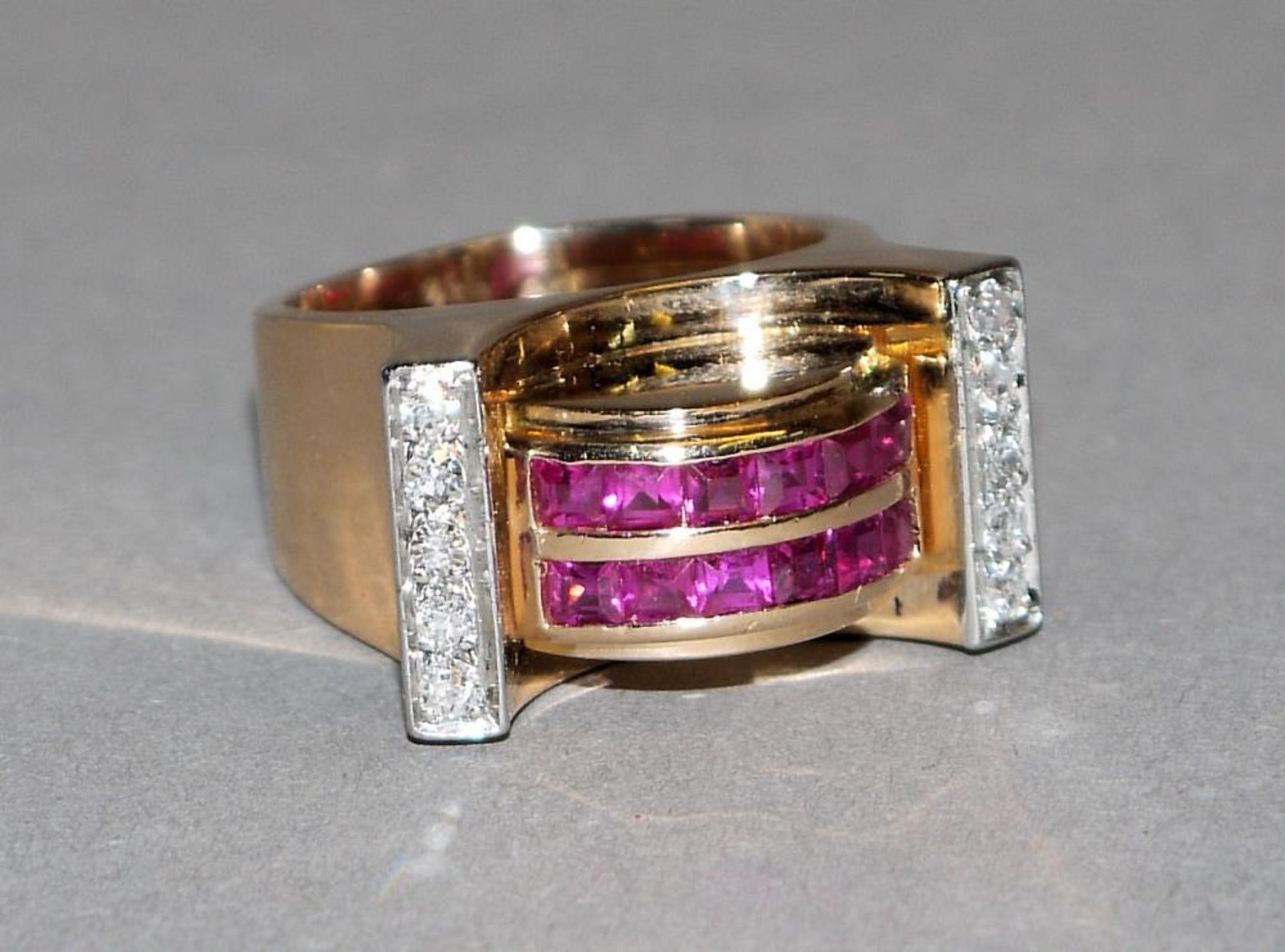 Schwerer Art Déco-Ring mir Diamanten und Rubinen, Gold 18kt Rotgold, besetzt mit 10 Altschliff-
