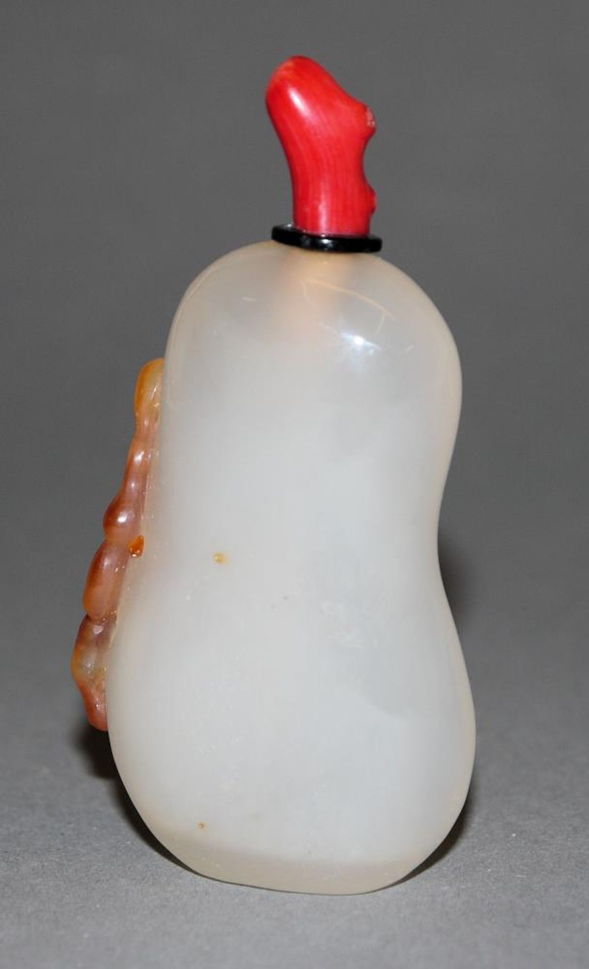 Snuffbottle aus Achat mit Glückssymbolik, China 20. Jh. Flasche in Kalebassenform, milchig weiße - Bild 2 aus 2