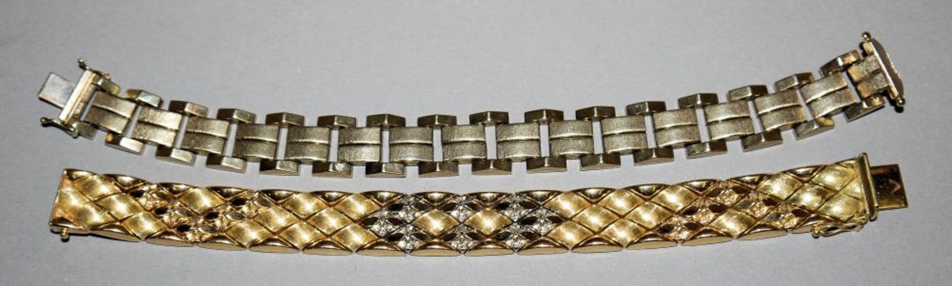 Zwei Armbänder, Gold, 1950er/60er Jahre 18kt Gelb-, Rot- und Weißgold, rautenförmige Glieder, z.T.