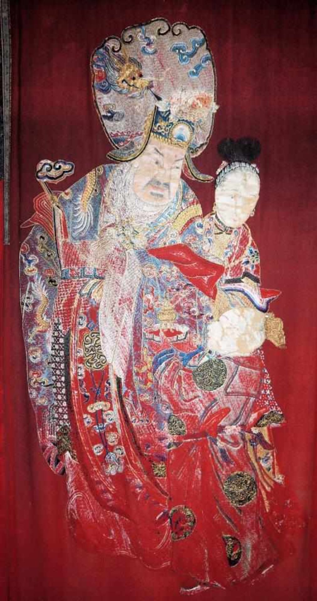 Großer Wandbehang eines legendären Herrschers, Qing-Zeit, China 19. Jh. Aufwändige Stickarbeit eines - Bild 2 aus 2