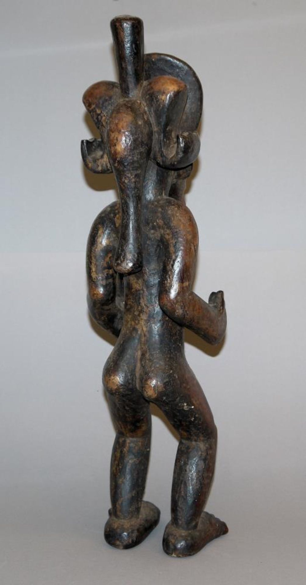 Häuptlingsfigur der Chokwe, Angola „Chibinda Ilunga“, der mythische Jäger, unbekleidet stehende - Bild 2 aus 2