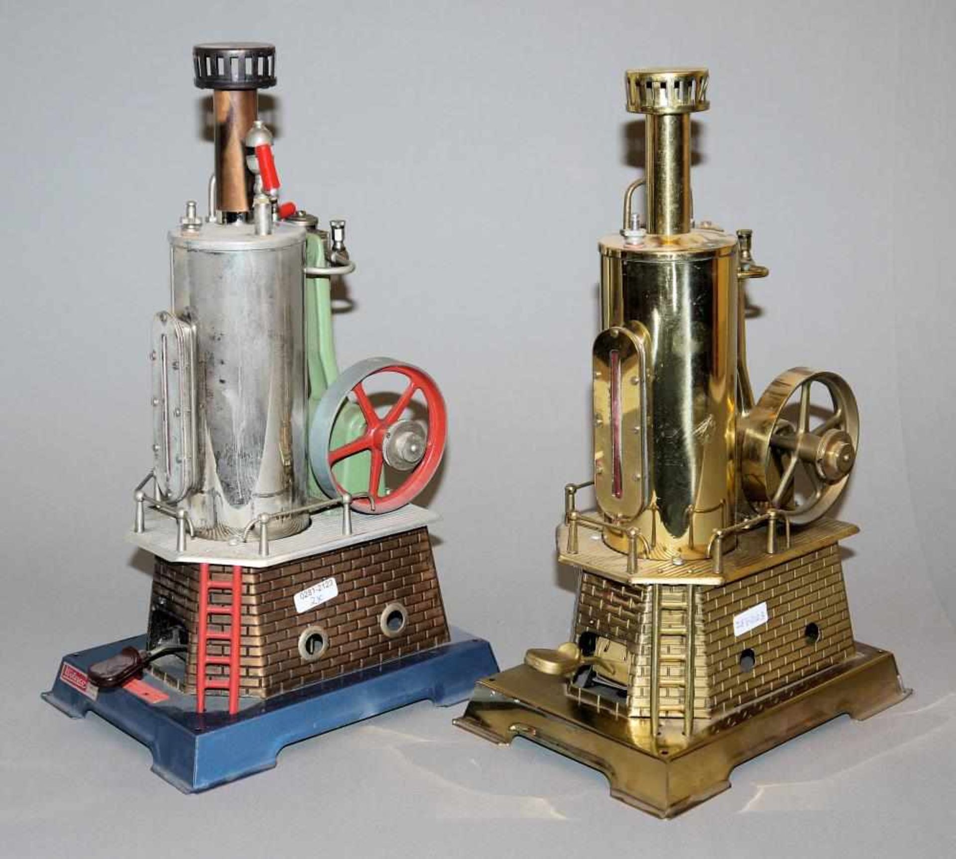 Zwei Dampfmaschinen Wilesco D 45 und D 45 MS 2 x stehende Dampfmaschinen, H 35 cm, einmal Pfeife