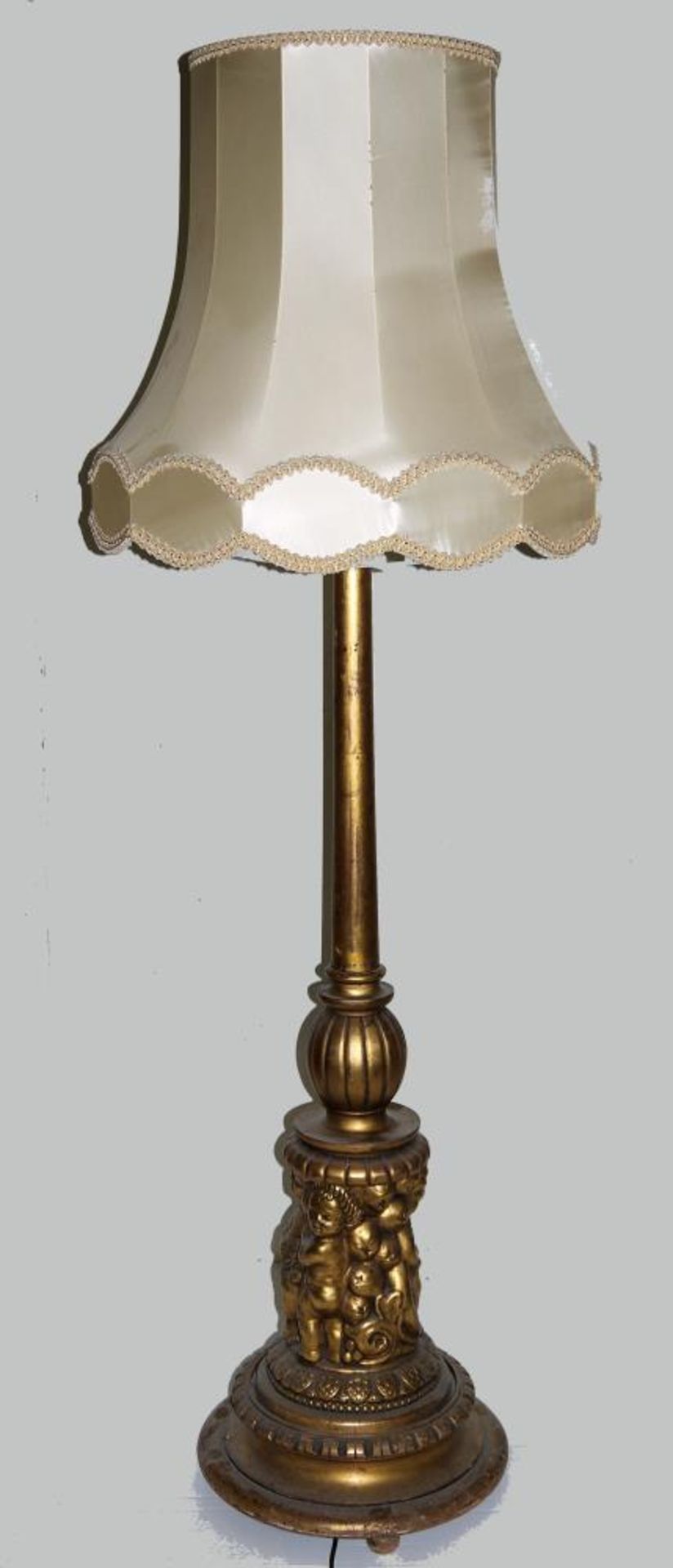 Standlampe um 1930 Holz, vergoldet, profilierter Schaft mit Putten im Relief auf profilierter