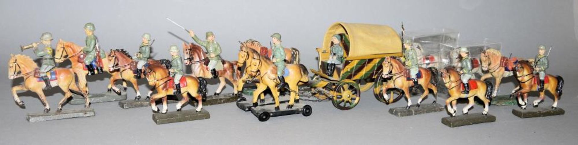 14 Spielzeug-Soldaten WK II Berittene & Planwagen, Elastolin/ Lineol u.a. 8 x Reiter und 4 x