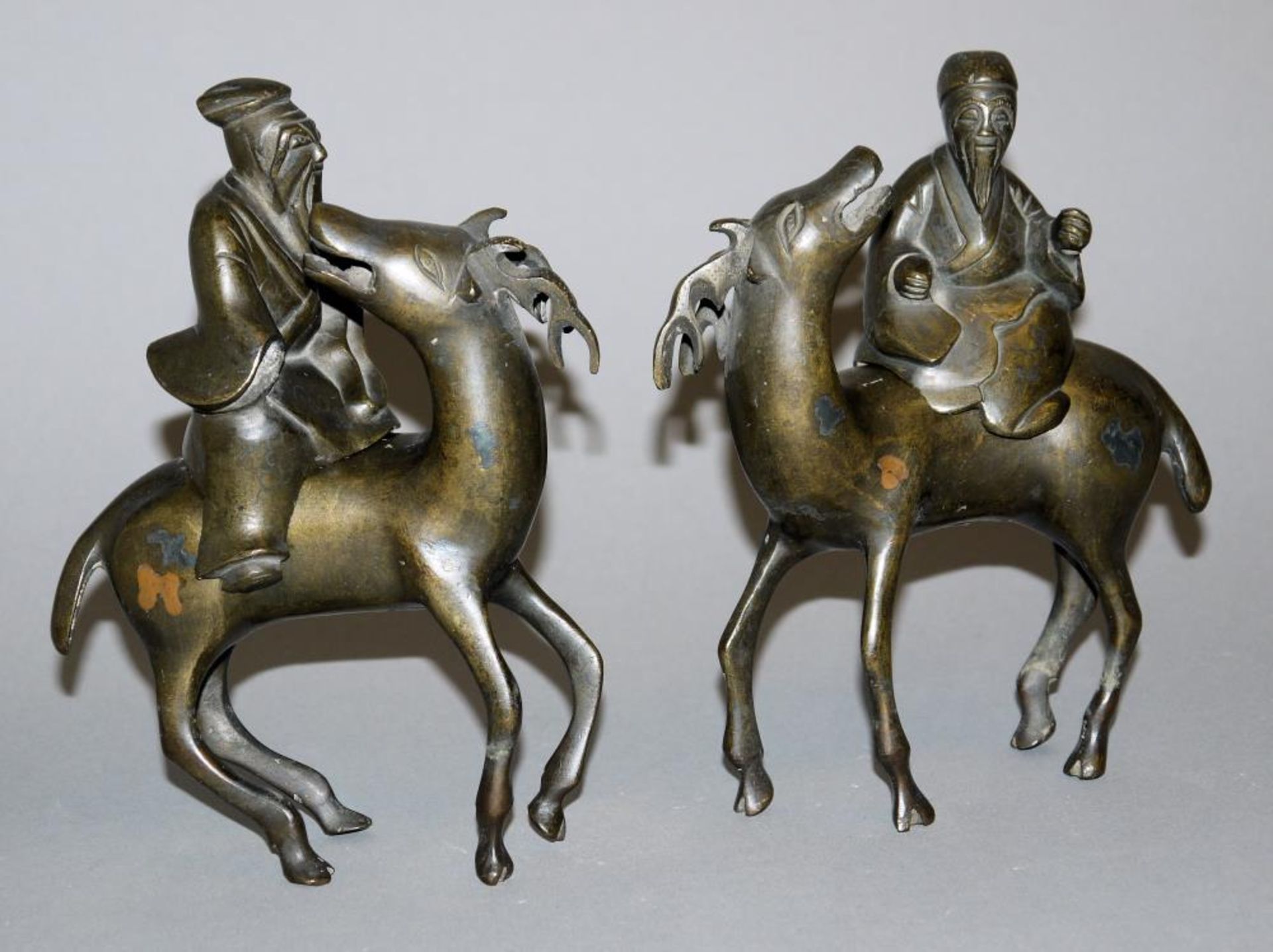 Unsterbliche auf Hirschen, zwei figürliche Weihrauchbrenner aus Bronze der Qing-Zeit, China 19.