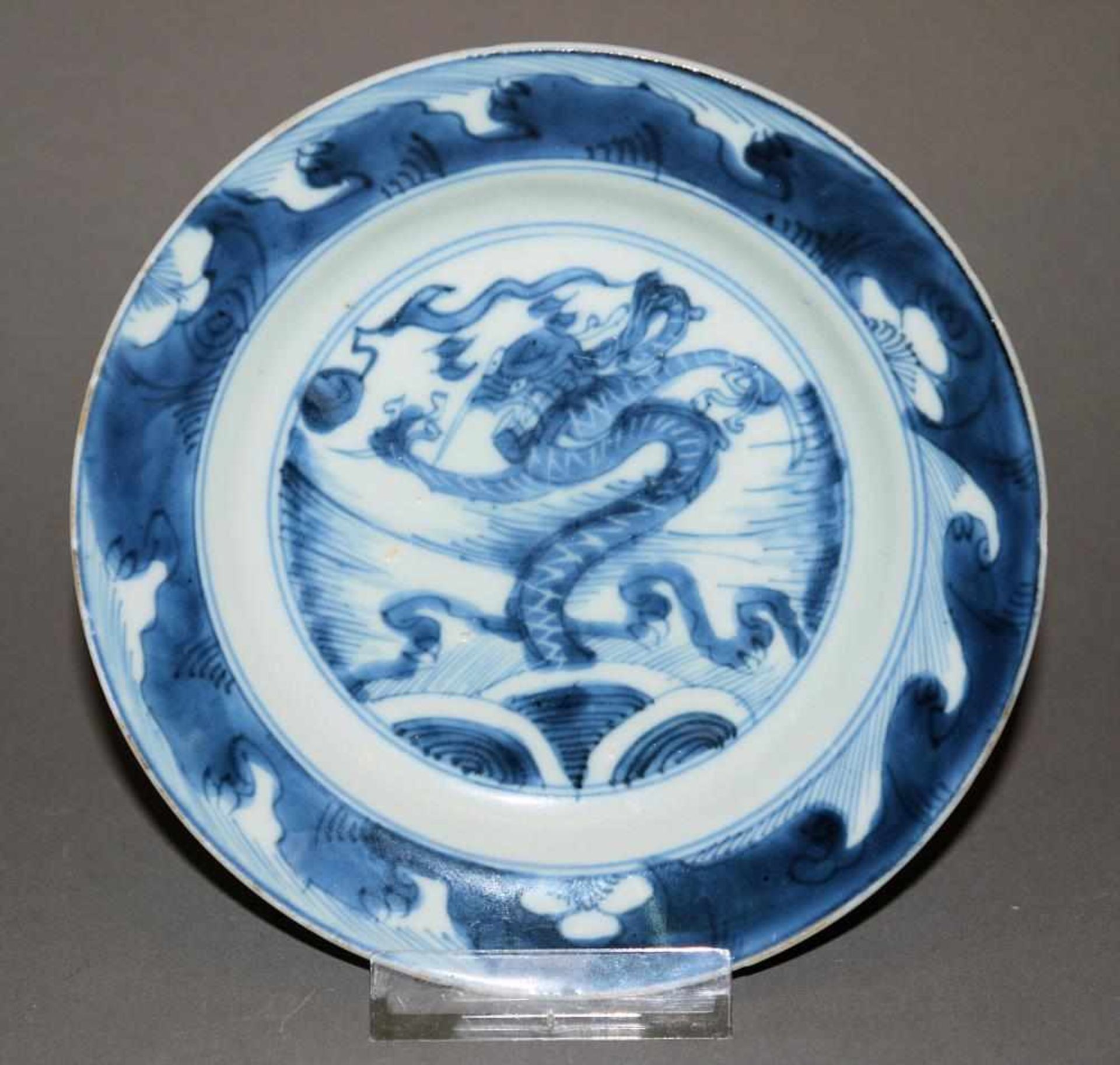 Blauweiß-Drachenteller der Kangxi- Zeit, China um 1700 Export-Porzellanteller mit einem wütenden,