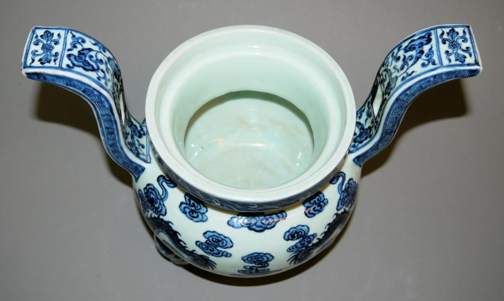 Großer Blauweiß-Dreifußbrenner, China 20. Jh. Räuchergefäß auf Porzellan, der bauchige Korpus auf - Bild 2 aus 3