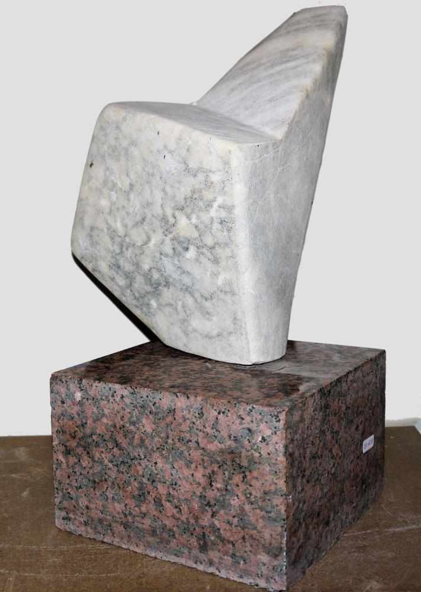 Armin Guther, Abstrakte Marmorskulptur auf Granitsockel Armin Guther, 1931 Oberndorf am Neckar –