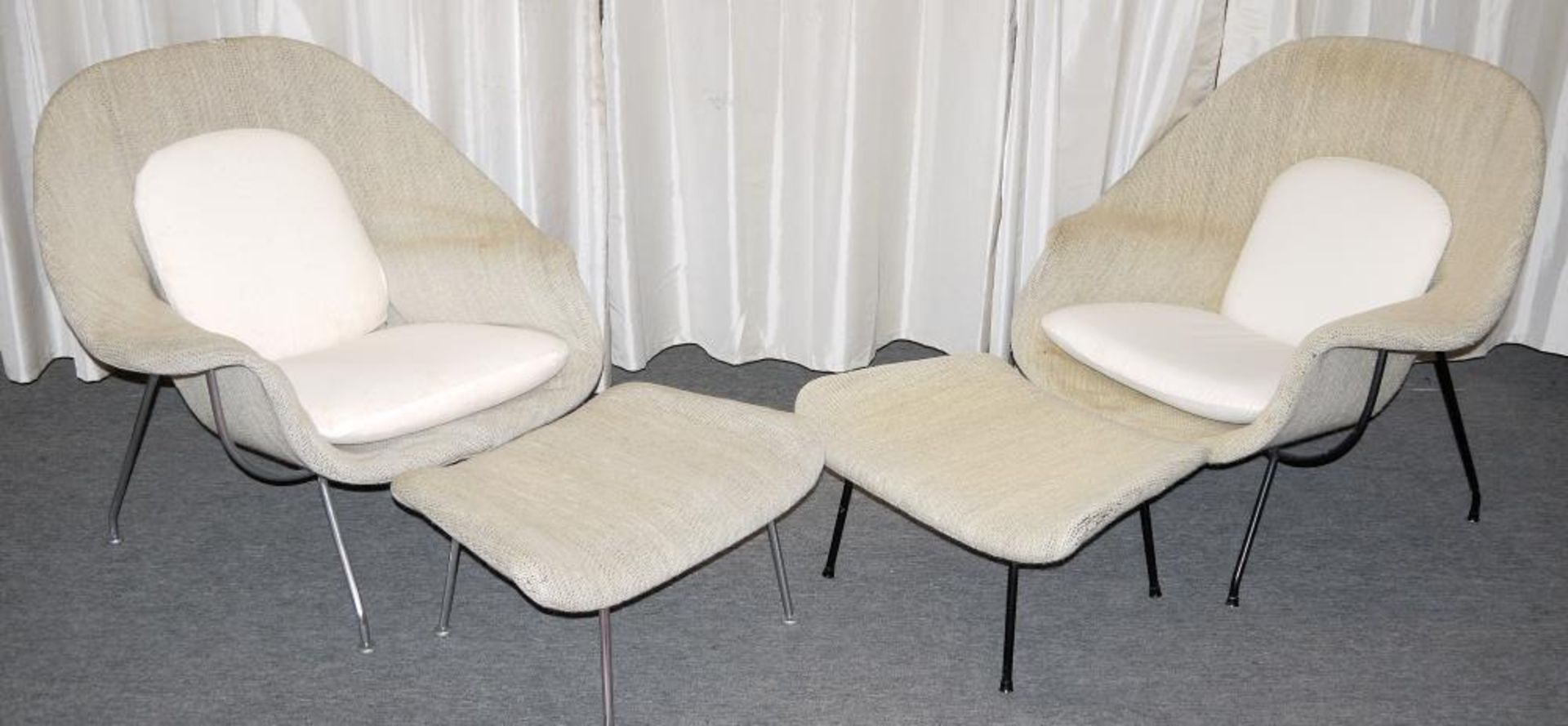Eero Saarinen, zwei „Womb Chair“, Sessel mit Fußhockern, USA 1950er Jahre Entwurf Eero Saarinen 1948