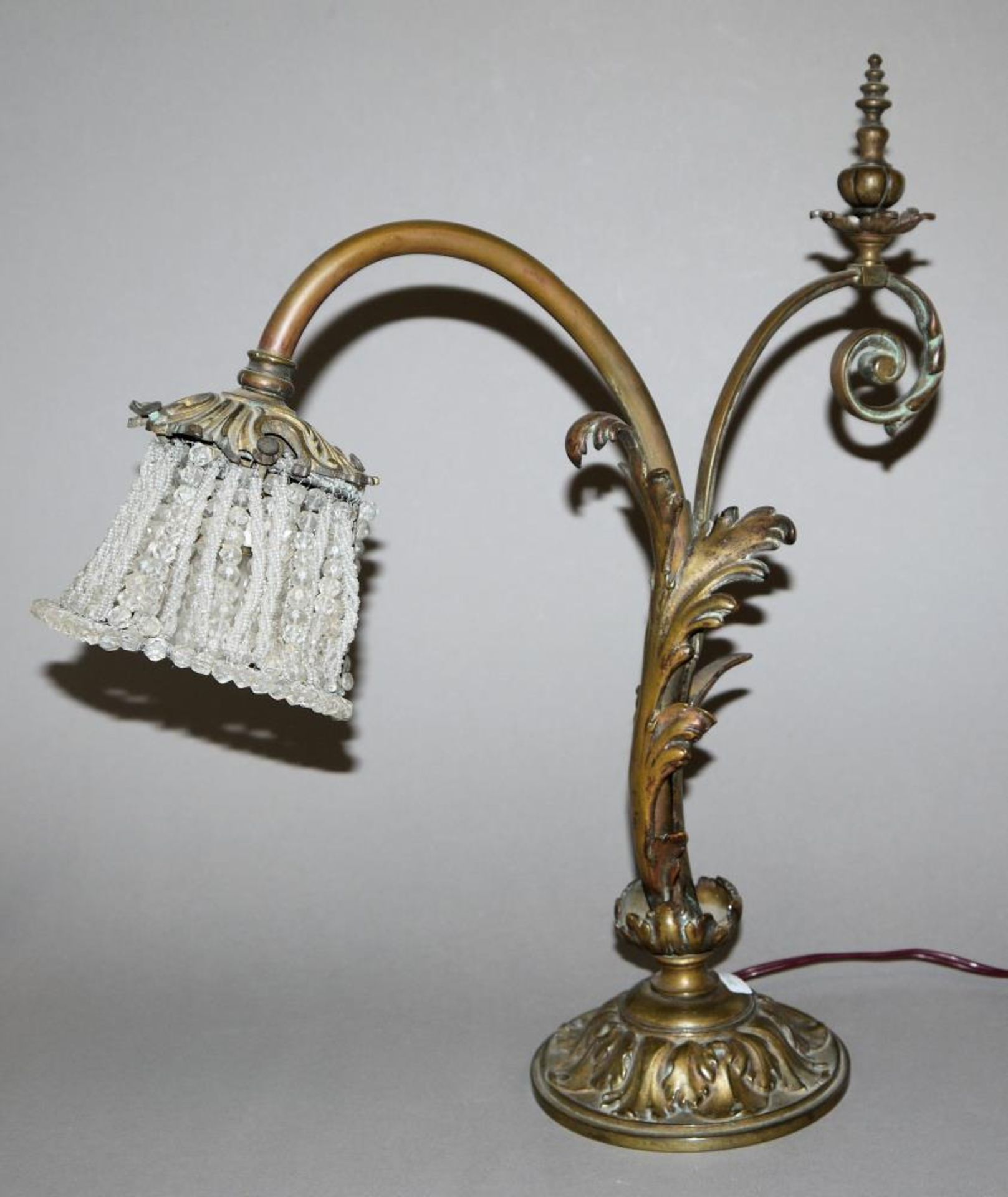 Frühe elektrische Tischlampe um 1880/90 Lampenfuß aus Bronze mit Akanthusblatt-Dekor, der