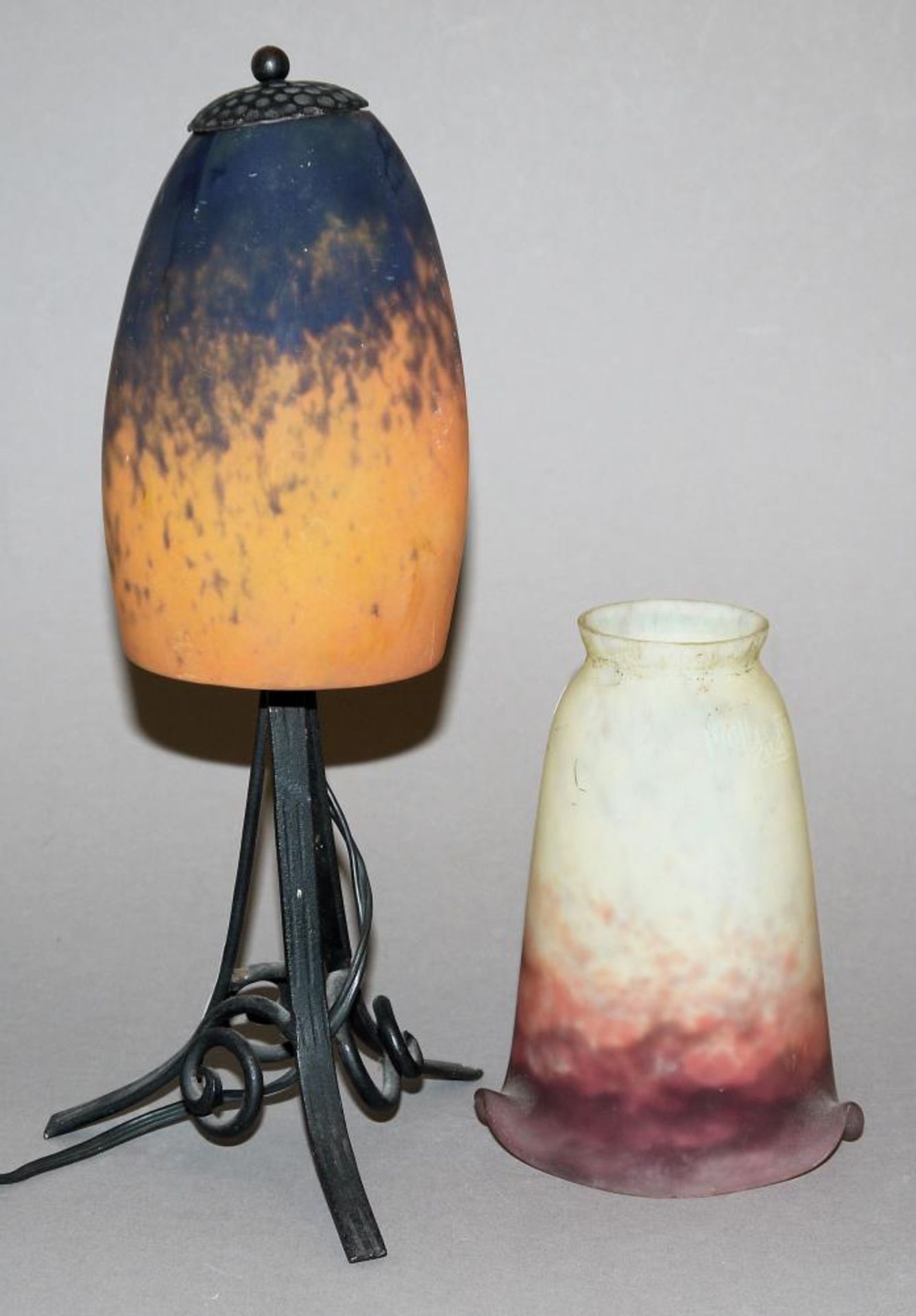 Kleine Jugendstil-Tischlampe & Glasschirm, Frankreich, Anfang 20. Jh. Auf schmiedeeisernem Dreifuß