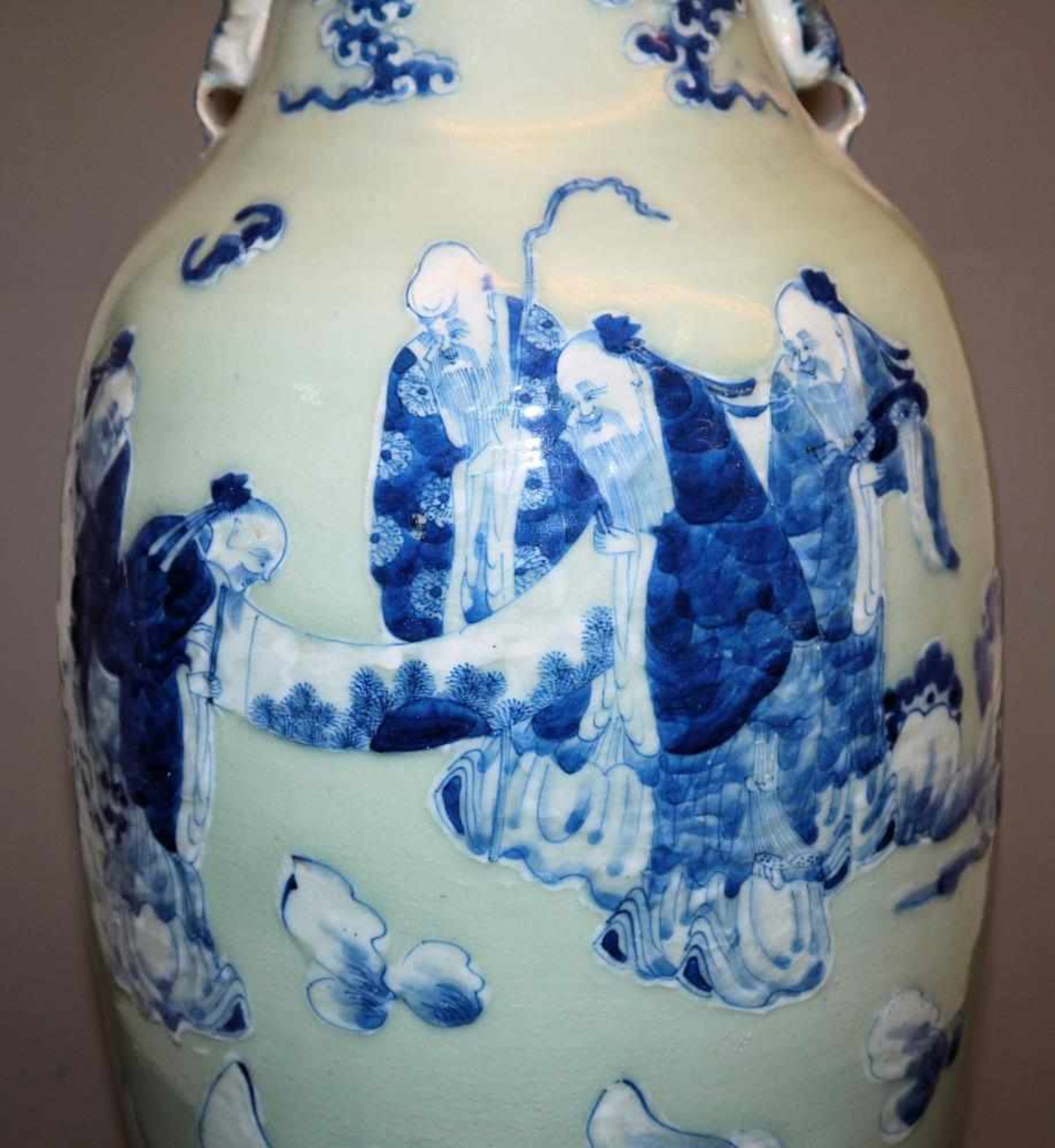 Große Blauweiß-Vase auf Seladon, Qing-Zeit, China 19. Jh. Porzellanvase in Balusterform, in - Bild 2 aus 3