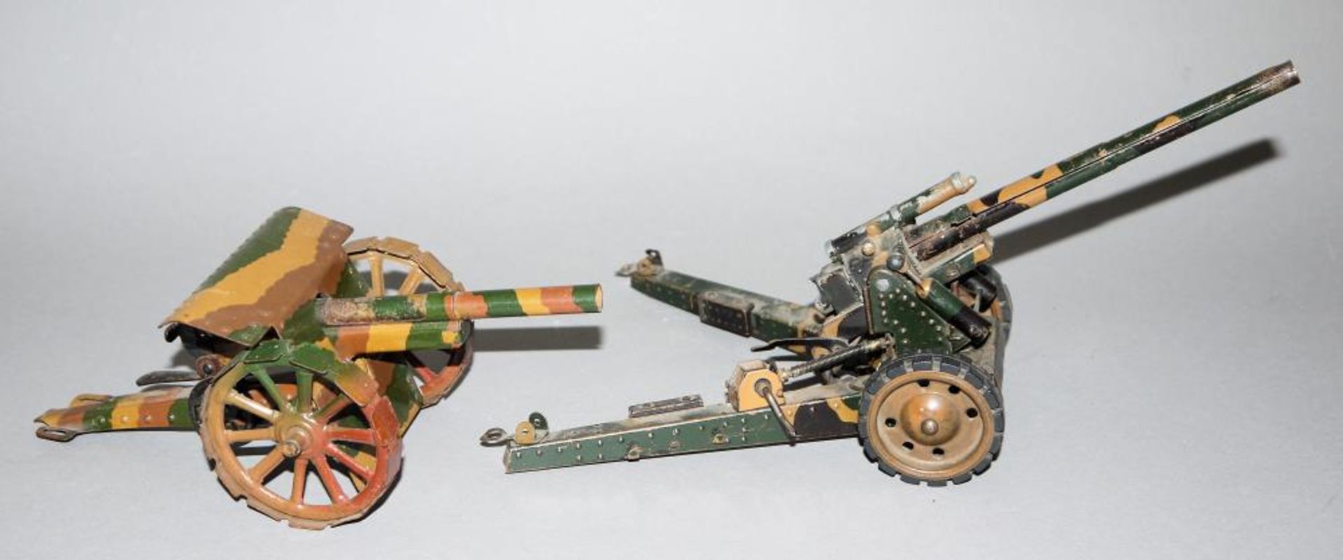 Spielzeug-Kanone WK II, Märklin & Spielzeug-Kanone Tipco Blech, lackiert, mit Zündblättchen