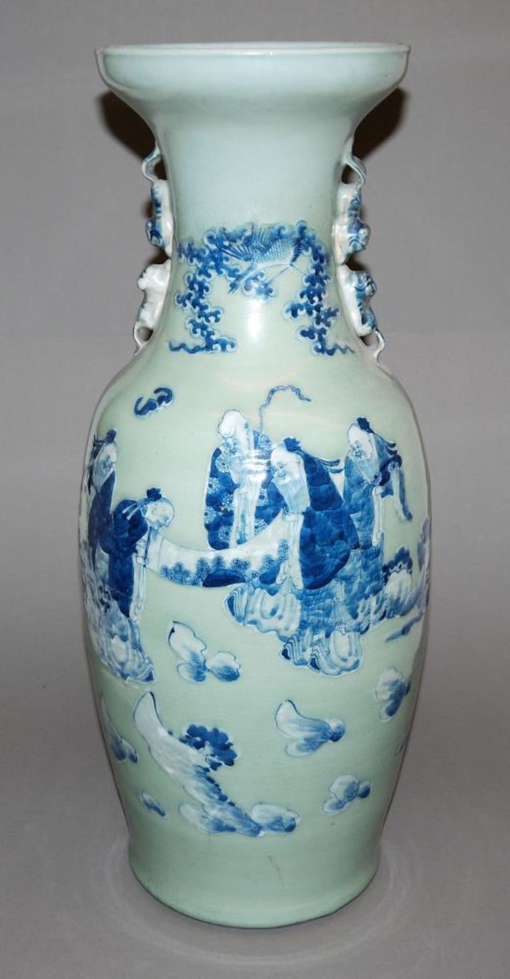 Große Blauweiß-Vase auf Seladon, Qing-Zeit, China 19. Jh. Porzellanvase in Balusterform, in