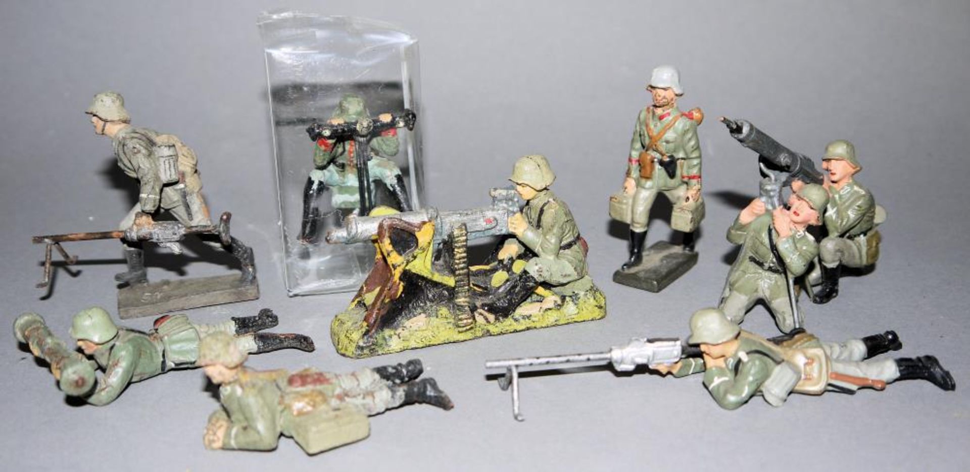 8 Spielzeug-Soldaten WK II Maschinengewehr-Gruppe, Elastolin & Lineol 4 x mit Maschinengewehr, 2 x