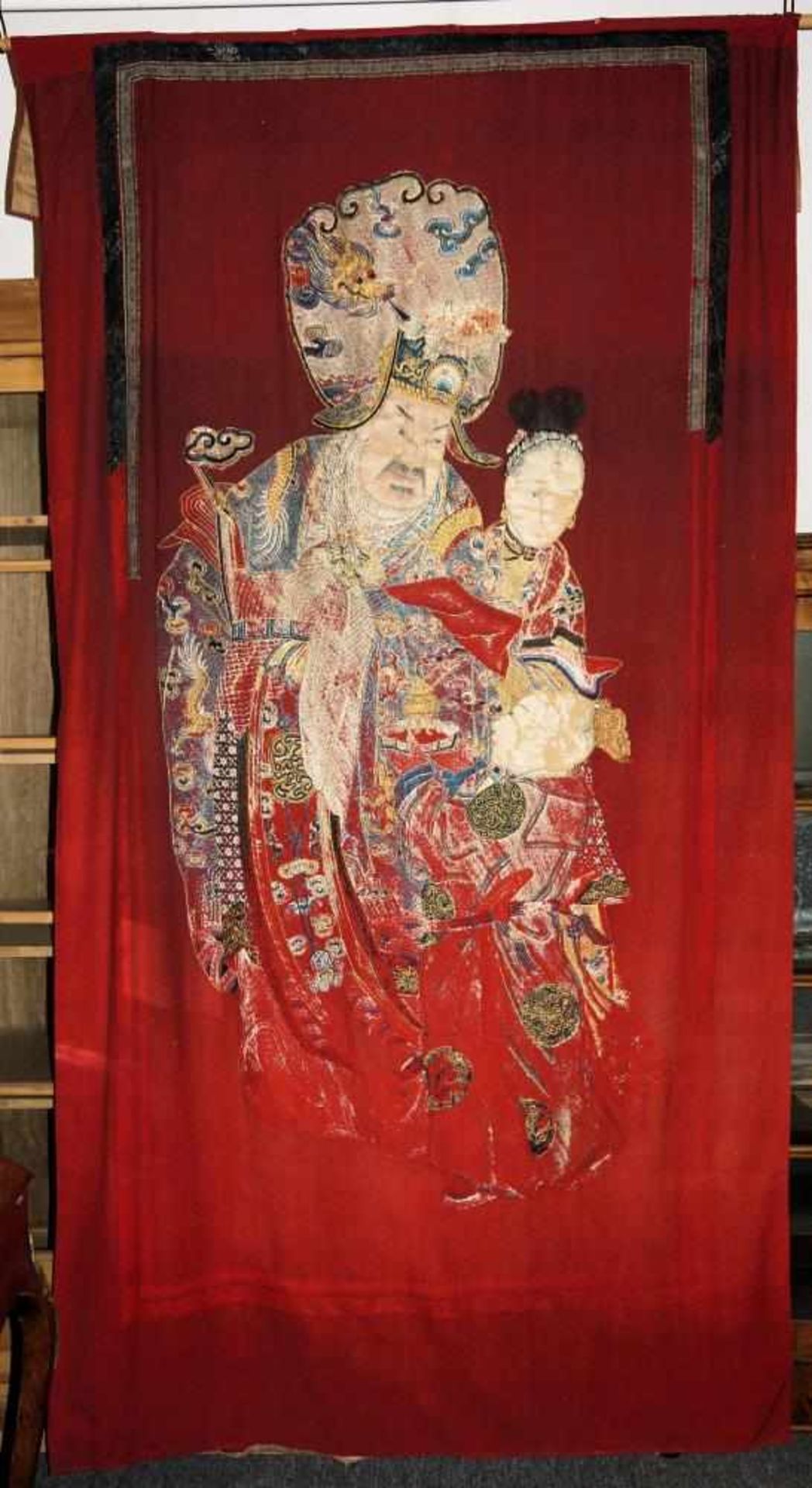 Großer Wandbehang eines legendären Herrschers, Qing-Zeit, China 19. Jh. Aufwändige Stickarbeit eines