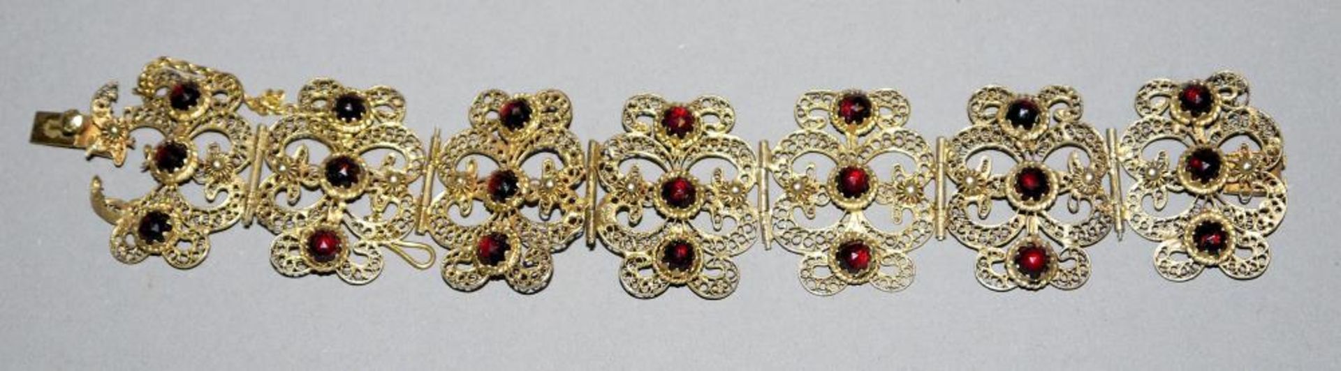 Dreiteiliges Set mit filigranem Granat-Schmuck, wohl Dachau um 1880 Collier, Armband und Anhänger, - Bild 2 aus 2