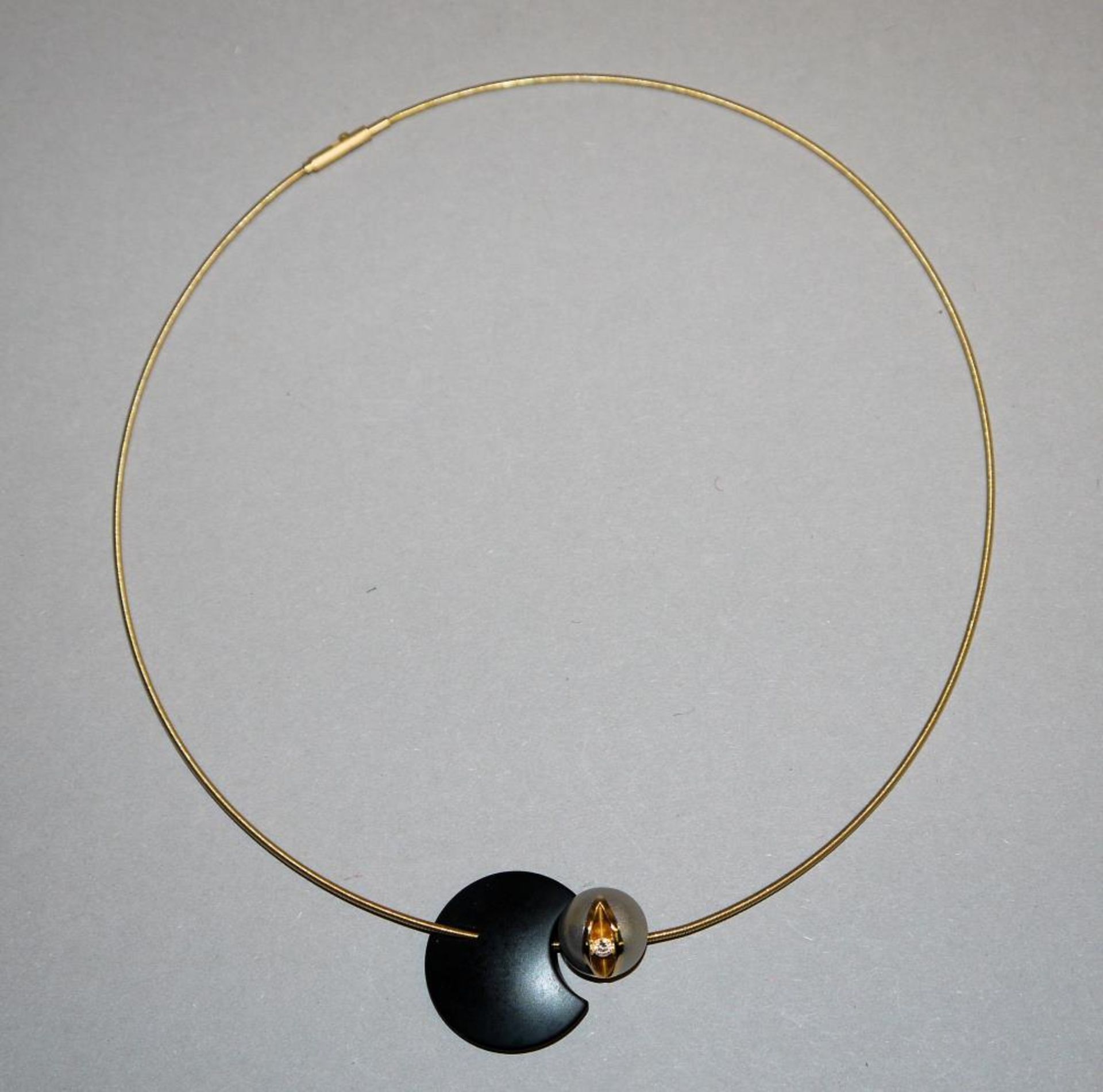 Collier mit Kugelanhänger, Brillant und Onyx-Scheibe, Gold/Platin, Bunz Design 18kt Gelbgold/