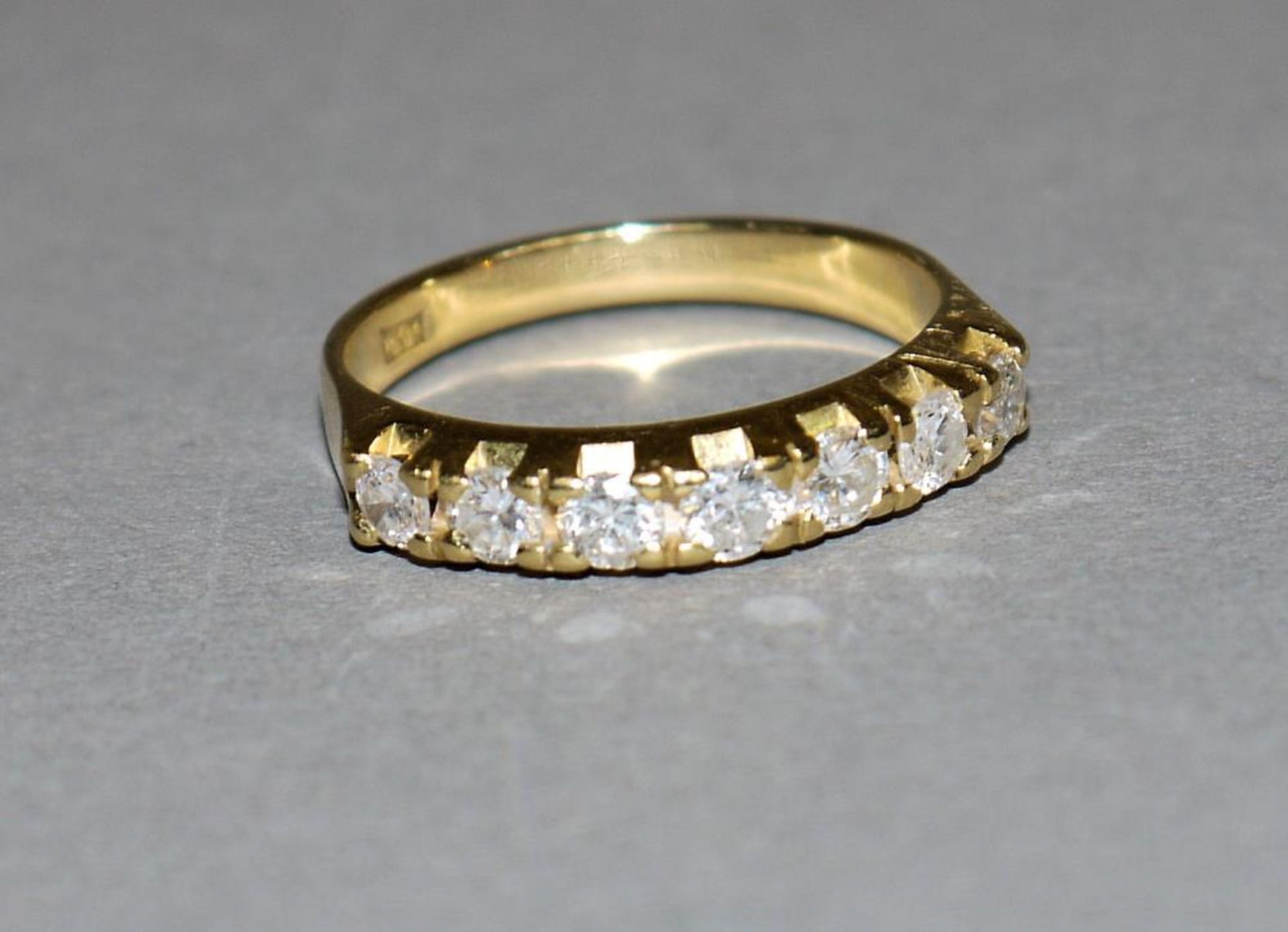 Brillant-Ring, Gold 18kt Gelbgold, Alliance-Ring, besetzt mit 7 Brillanten von zus. ca. 0,35-0,40