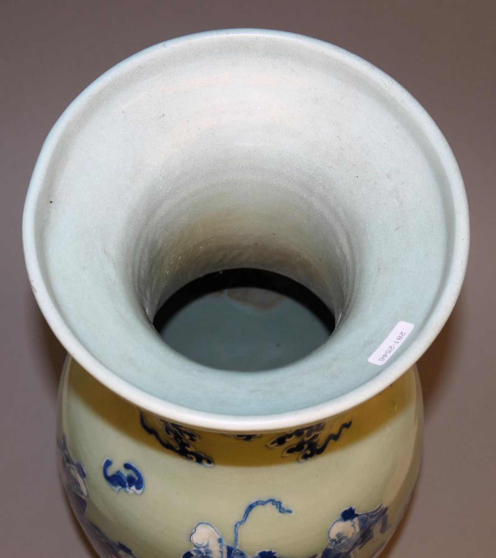 Große Blauweiß-Vase auf Seladon, Qing-Zeit, China 19. Jh. Porzellanvase in Balusterform, in - Bild 3 aus 3