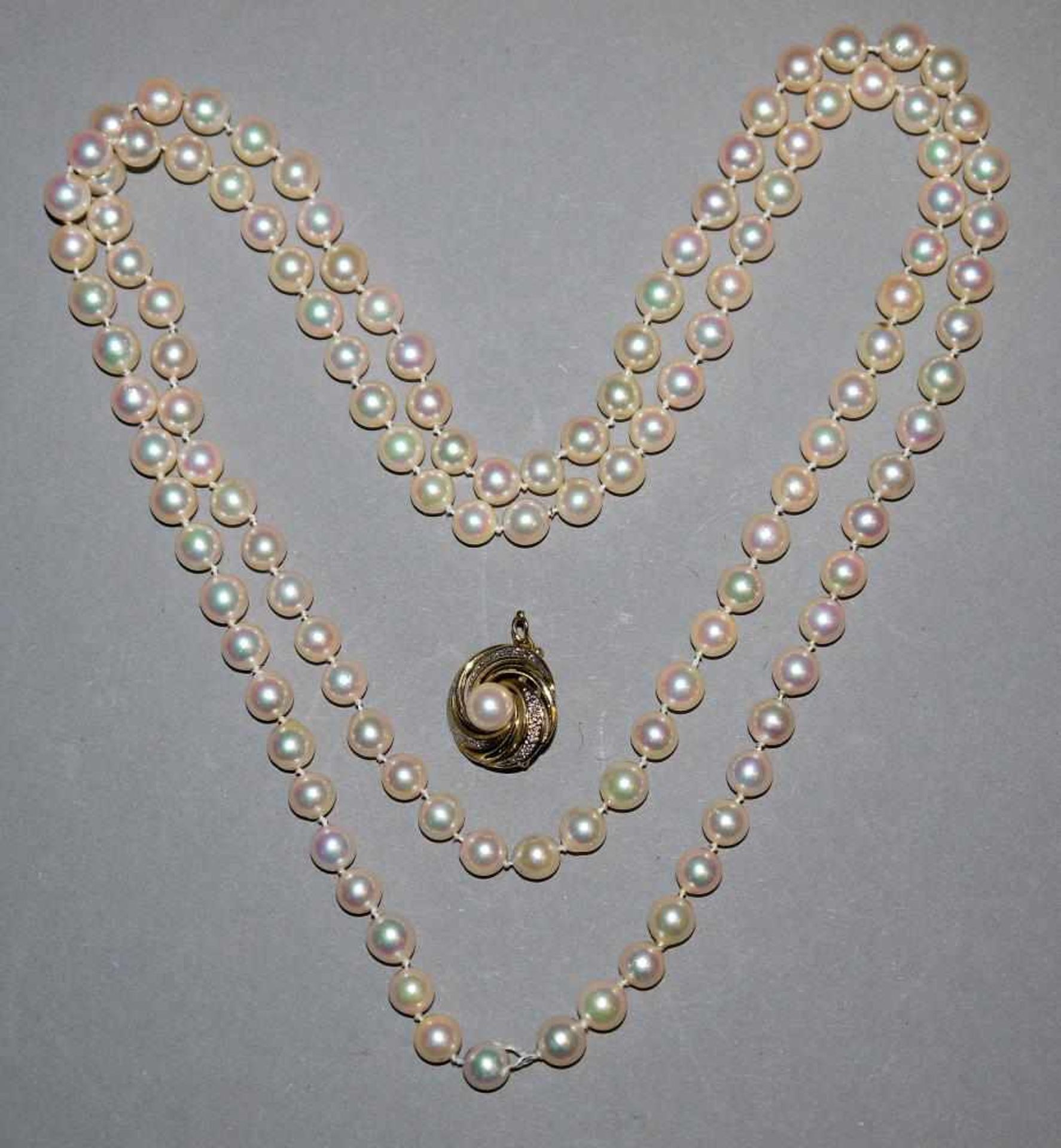Endlos-Perlenkette & Gold-Clip mit Brillanten, Friedo Frier Perlenkette mit gleichmäßigen Perlen,