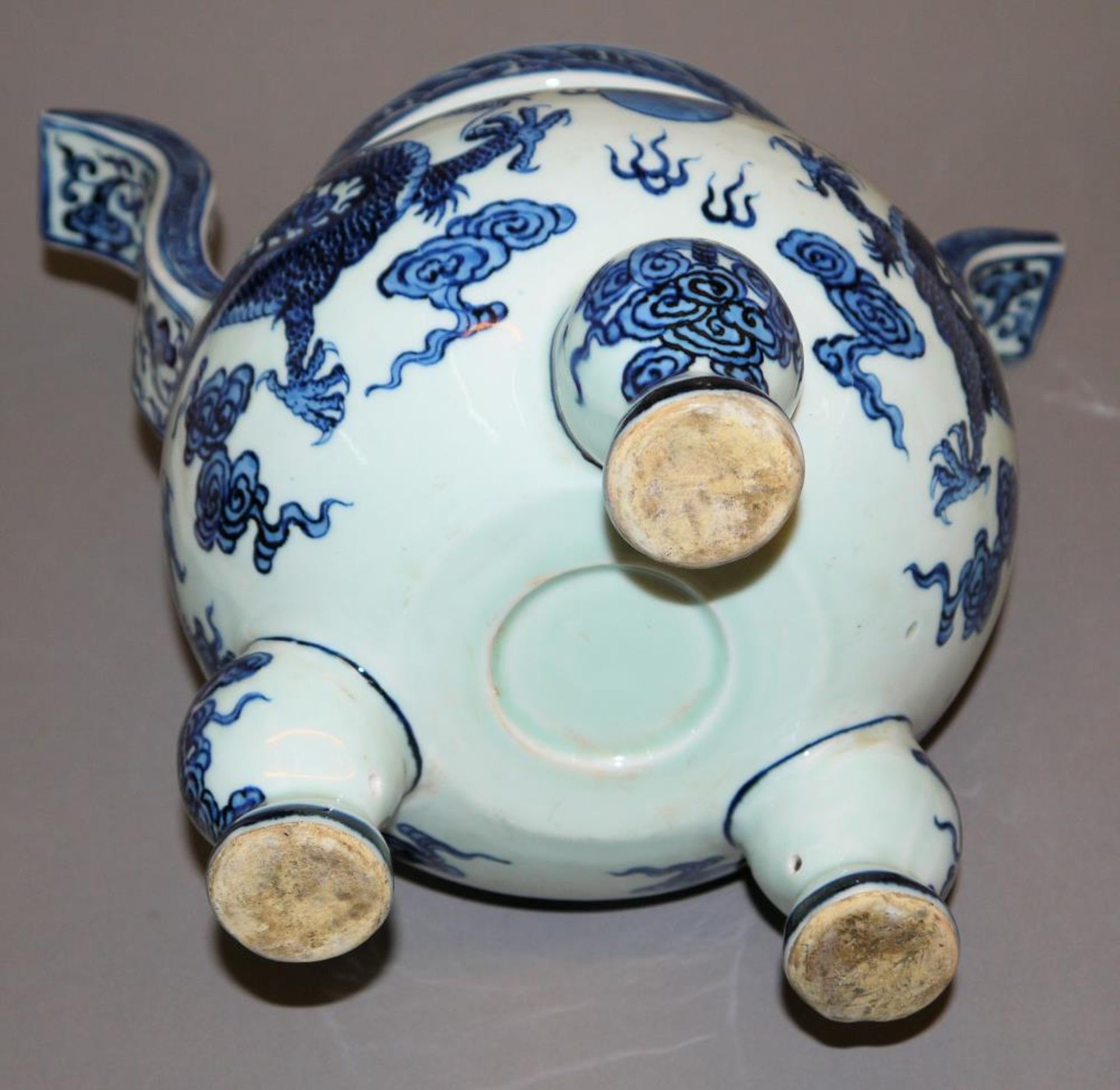 Großer Blauweiß-Dreifußbrenner, China 20. Jh. Räuchergefäß auf Porzellan, der bauchige Korpus auf - Bild 3 aus 3