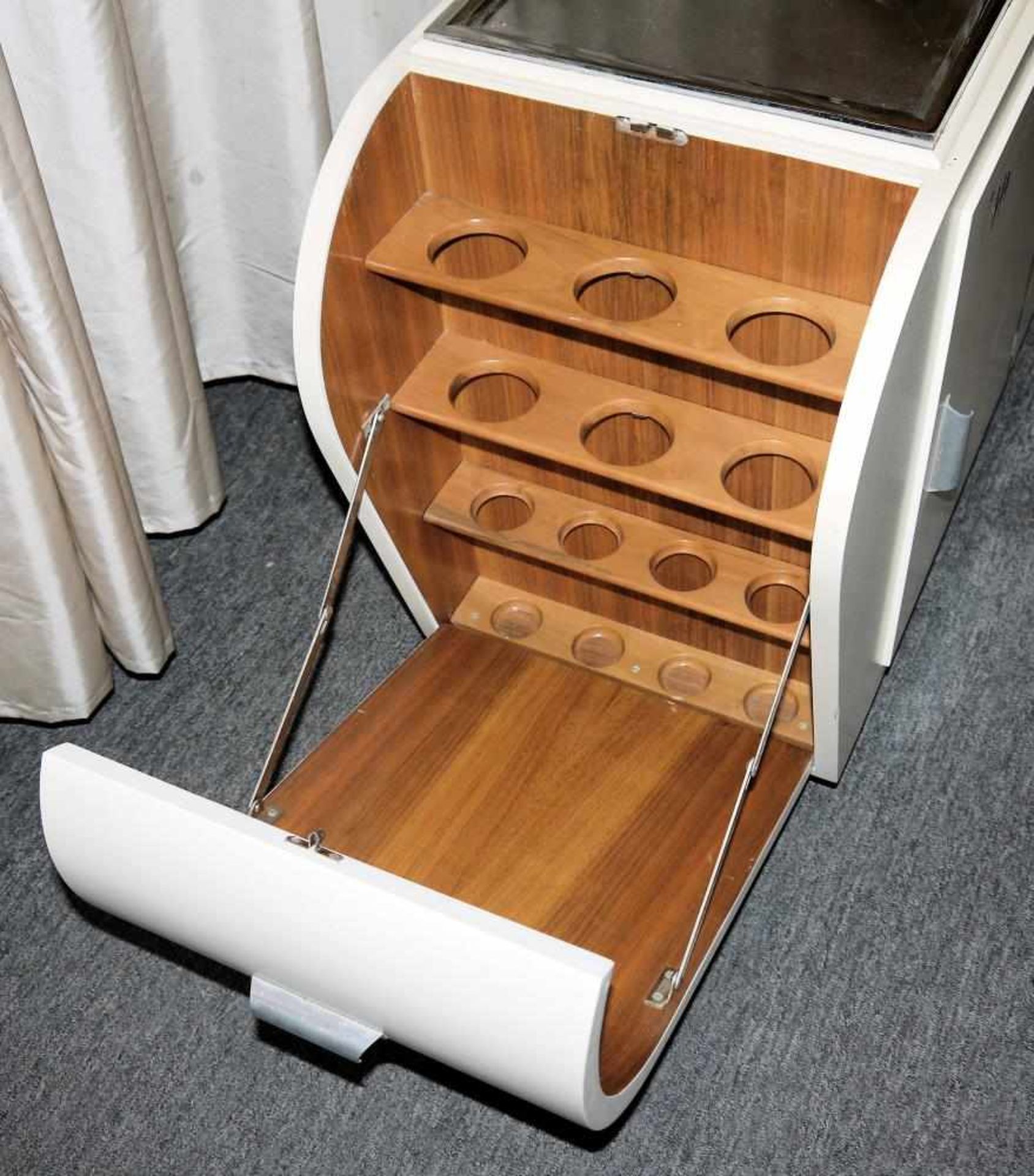 Minibar und Stummer Diener der 1950er Jahre Hausbar mit Kühlschrank, geschwungene Konturen aus - Bild 2 aus 2