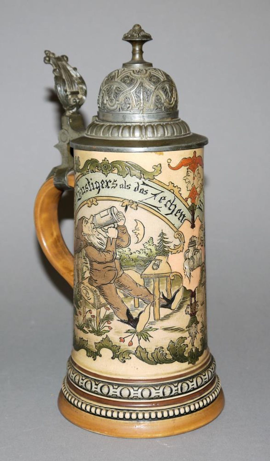 Bier-Krug mit trinkenden Zwergen, Hauber & Reuther um 1900 „Nichts Lustigers als das Zechen, wär
