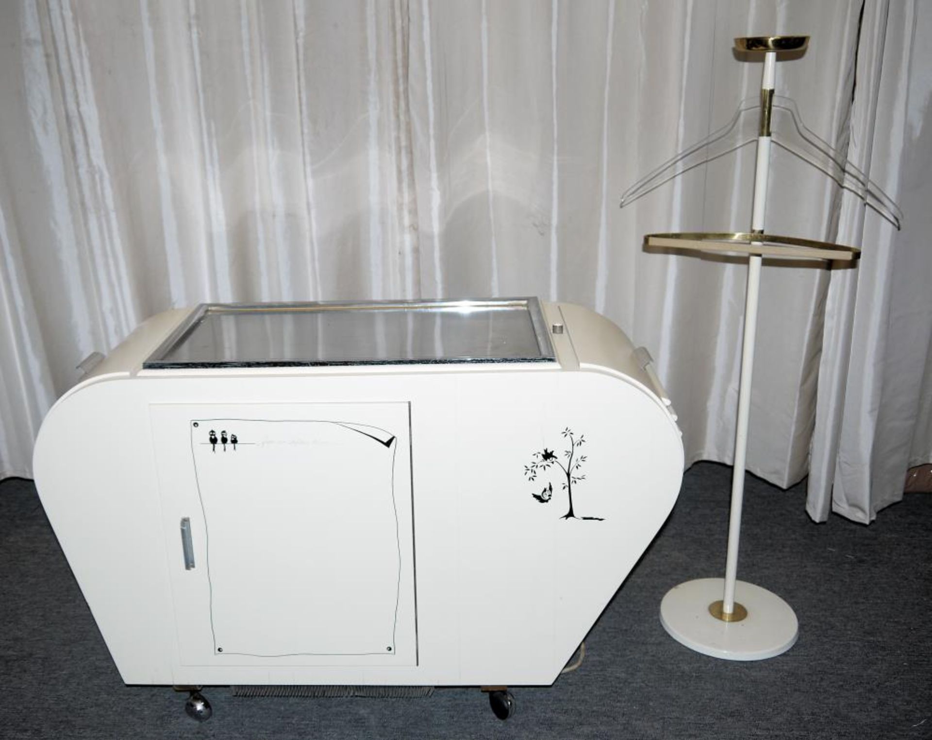Minibar und Stummer Diener der 1950er Jahre Hausbar mit Kühlschrank, geschwungene Konturen aus