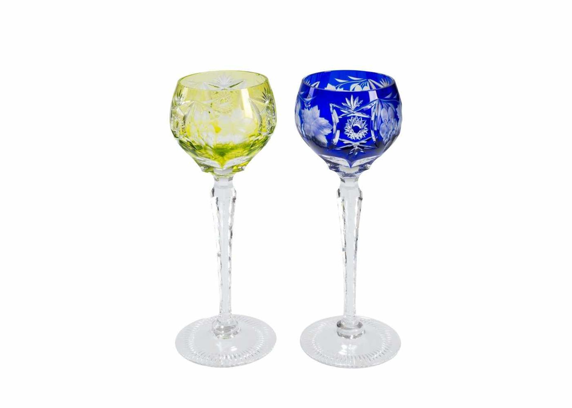 Zwei Römer-StängelgläserKristallglas, geschliffen. Stängel farblos, Kuppa hellgelb bzw. blau