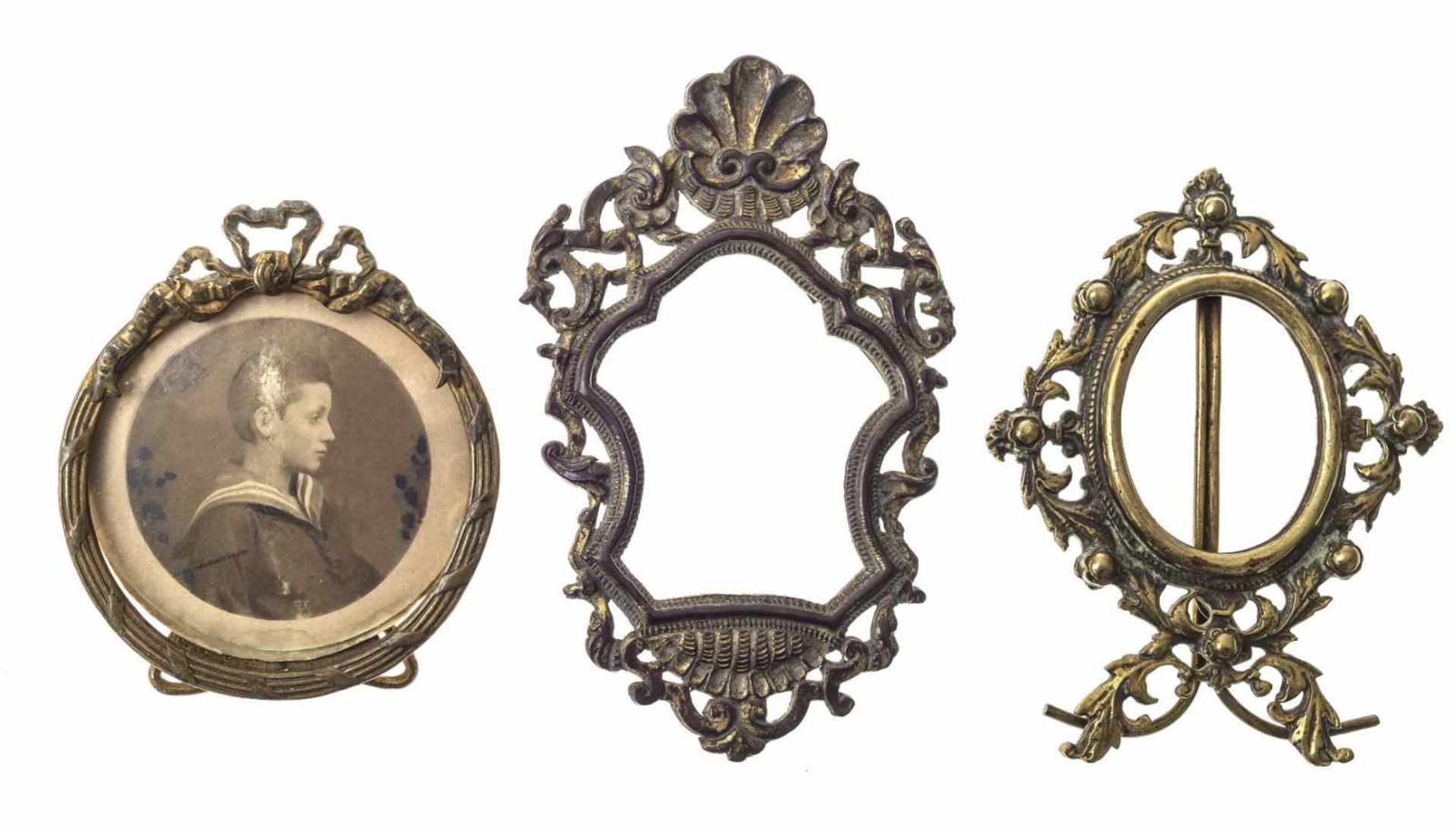 Drei Rahmen für MiniaturenAlpenländisch, um 1650-1680 bzw. zwei um 1900. Kupfer bzw. getrieben. Zwei