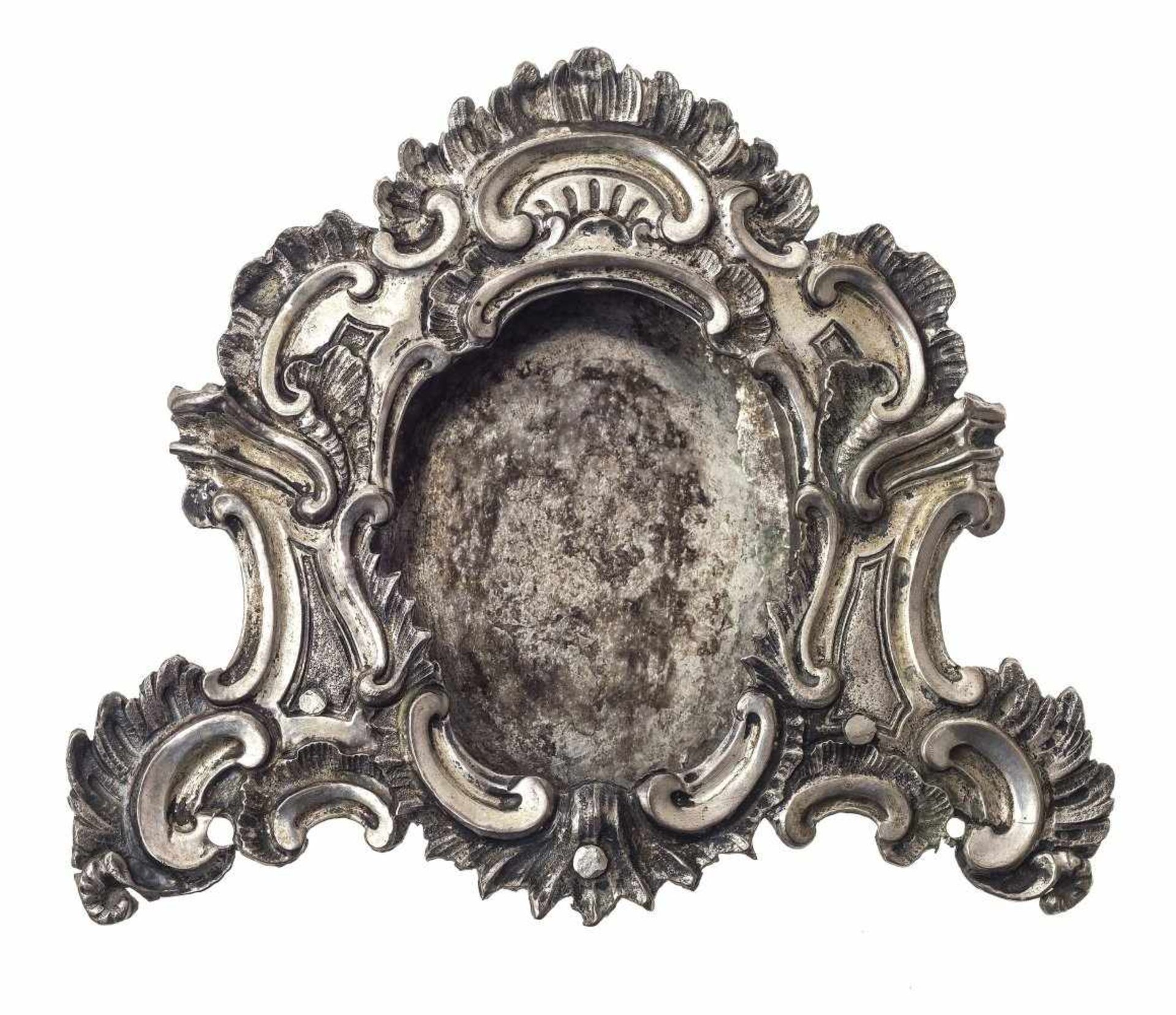 Rahmen für ReliquienÖsterreich, um 1750. Silber, getrieben. Muscheldekor. Ehemals Teil eines