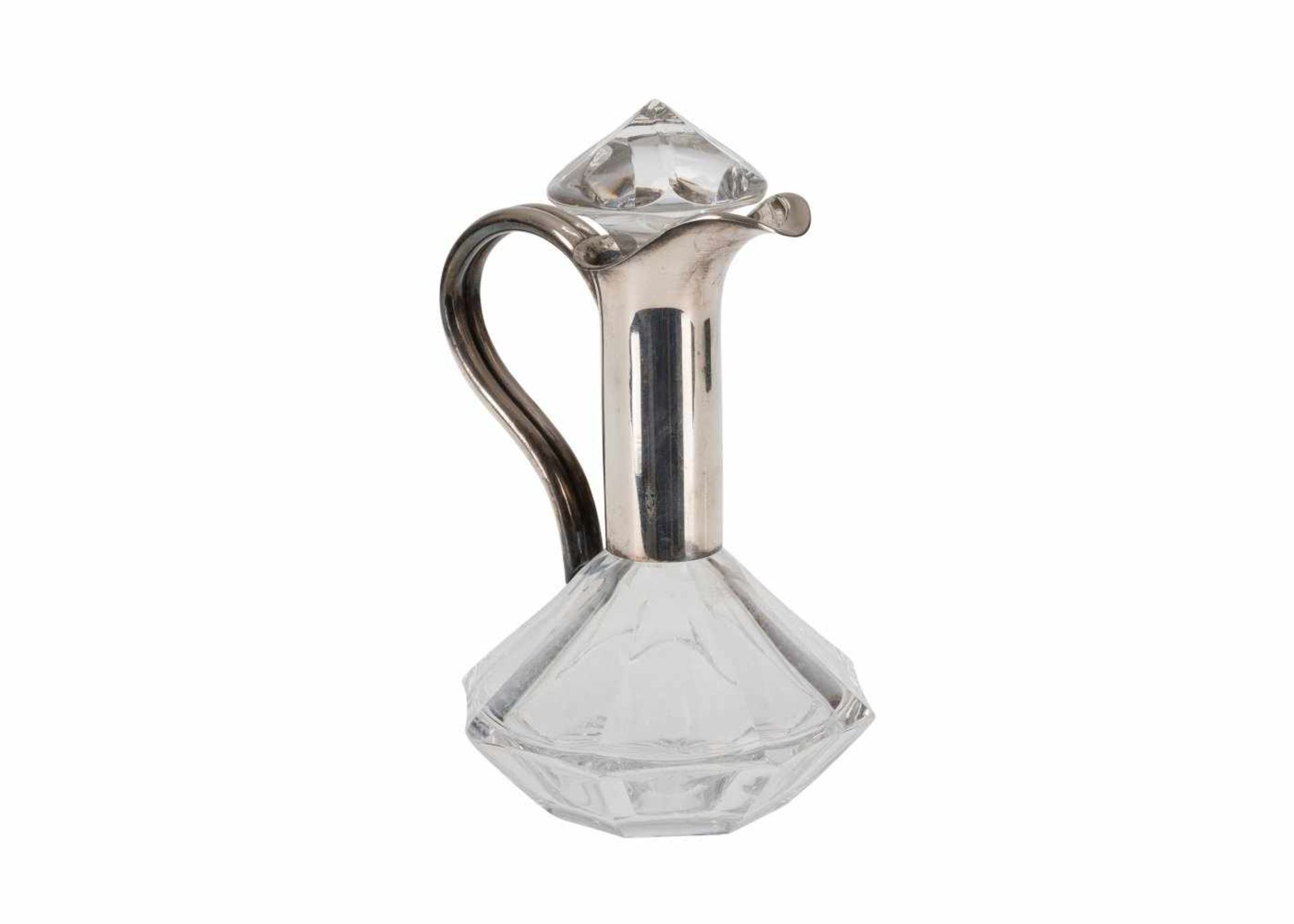 Kleine KaraffeFarbloses Glas, facettiert geschliffen, Silbermontierung (835). Firma Wilhelm