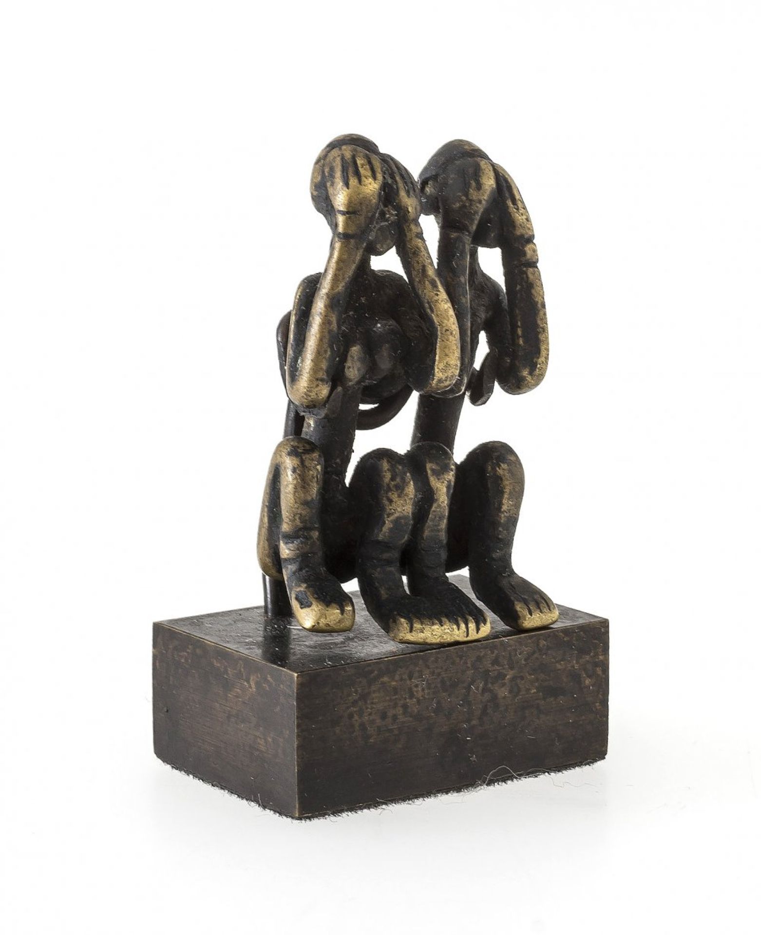 Sitzendes Paar aus BronzeDogon, Mali. Beide halten sich die Hände vor das Gesicht. H. 3,3 cm.A