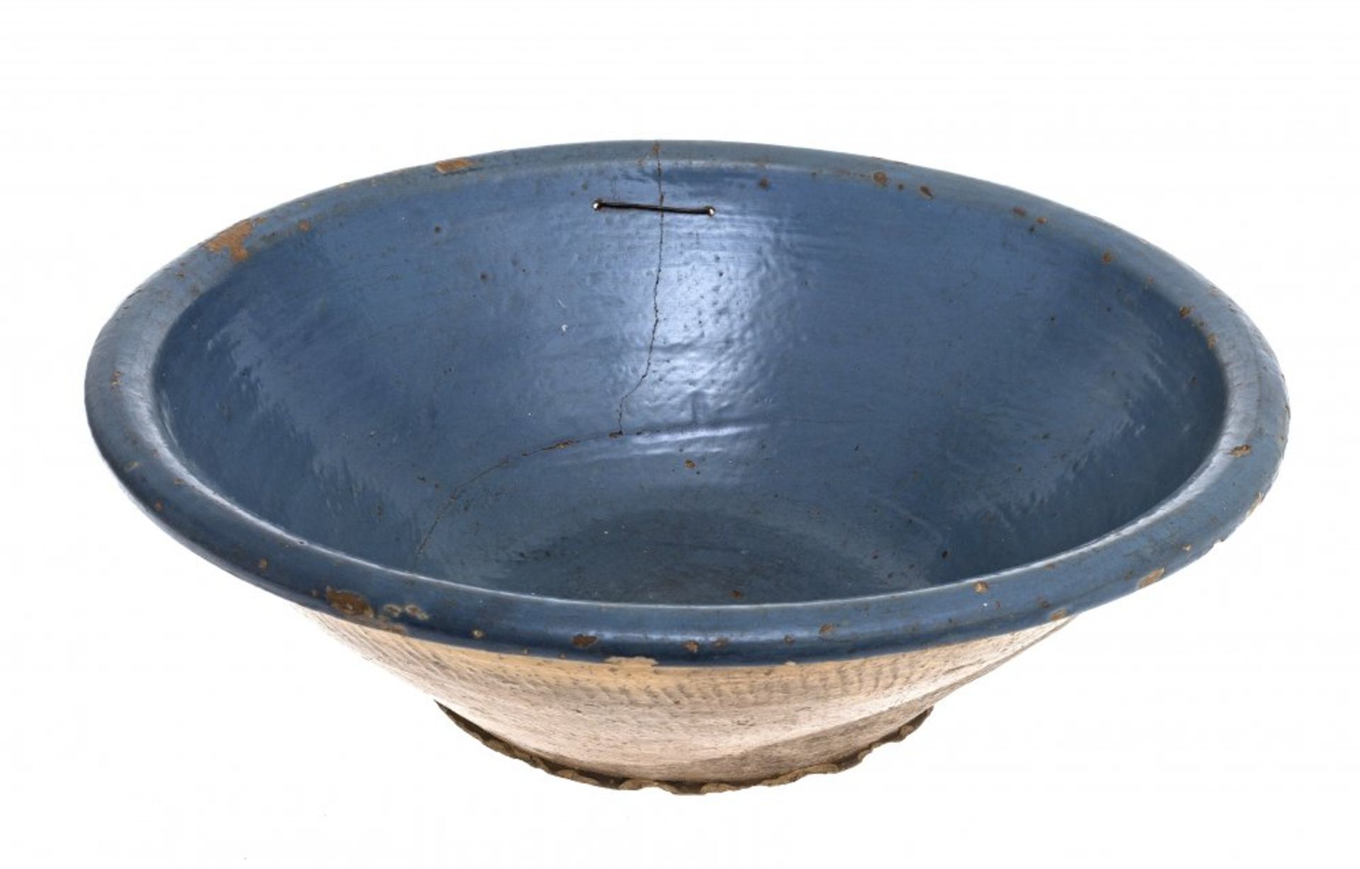 Große HafnerschüsselKrönig, 19. Jh. Irdenware. Hellblaue Glasur. ø46 cm. Alte Restaurierung.- - -