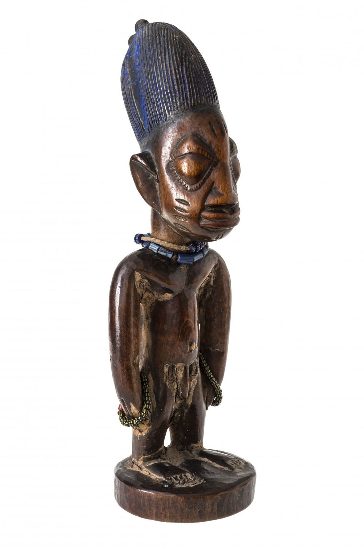 Männliche Zwillingsfigur "ibedji"Yoruba, Nigeria.Mit blau gefärbter Turmfrisur. H. 26,5 cm. Der